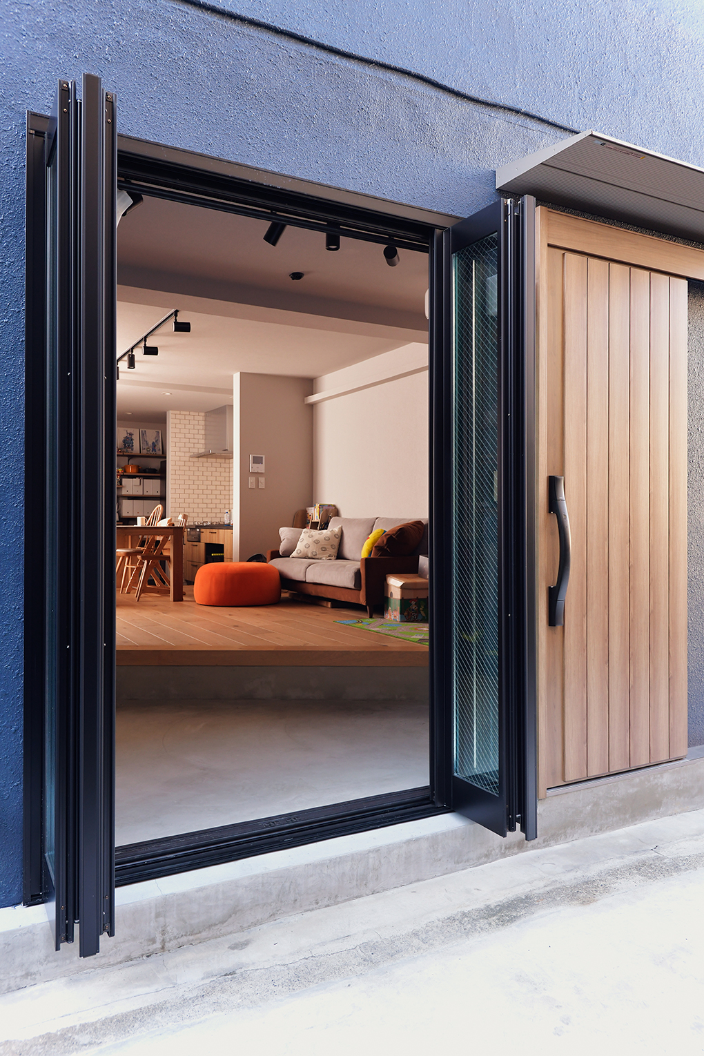 築43年の長屋をリノベーション。玄関から広がるリビング