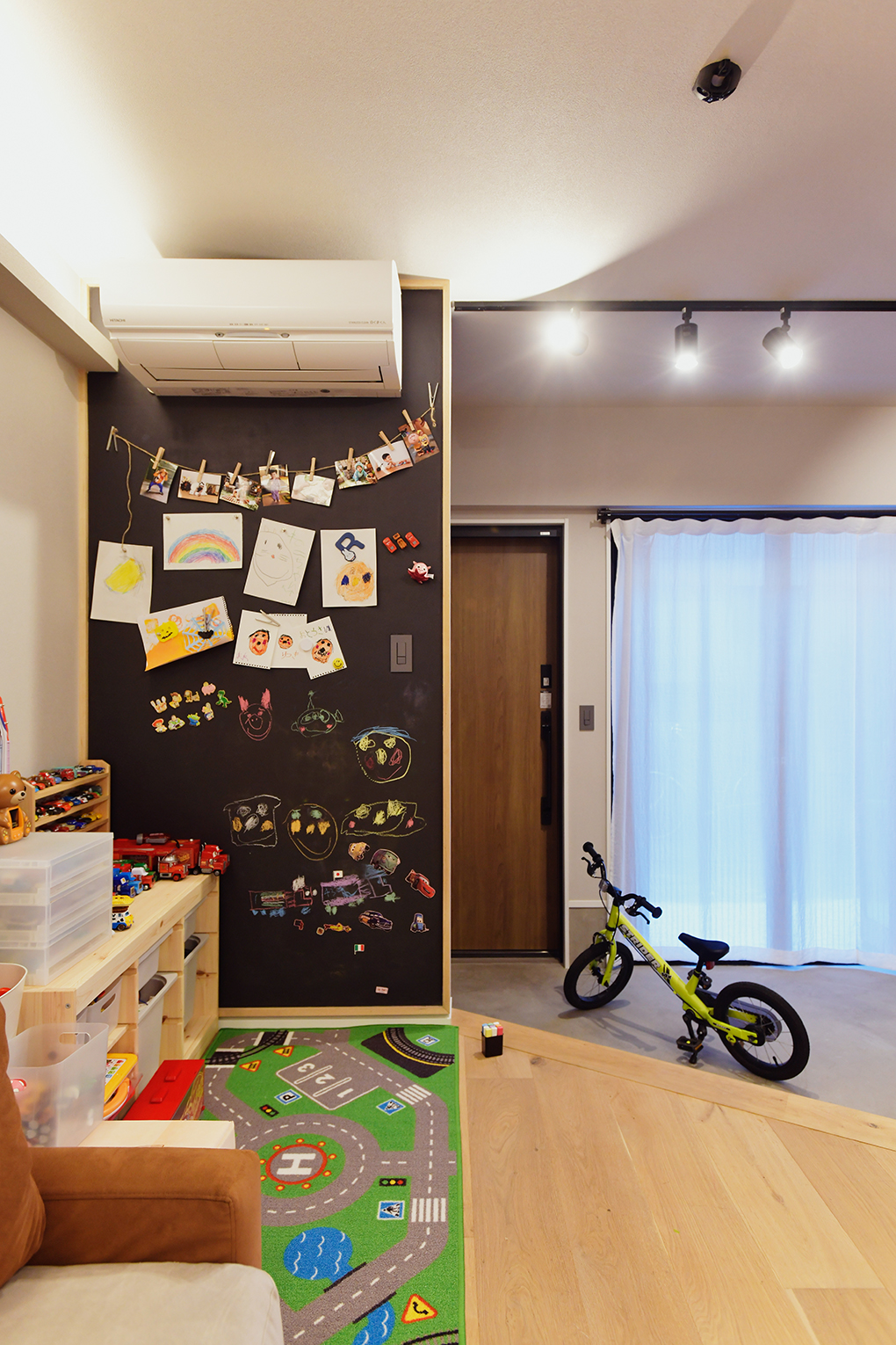 築43年の長屋をリノベーション。玄関から広がるリビング