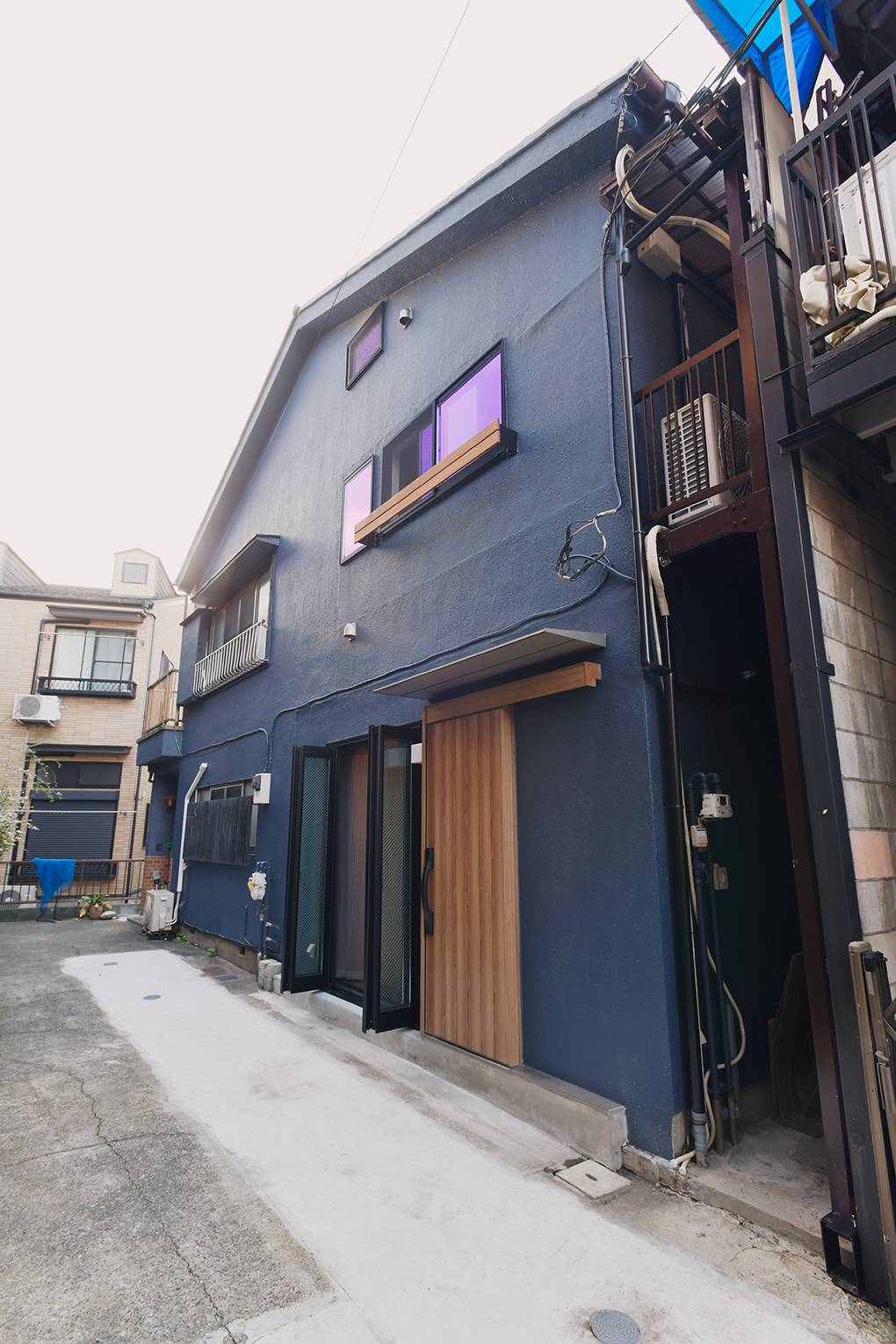 築43年の長屋をリノベーション。玄関から広がるリビング