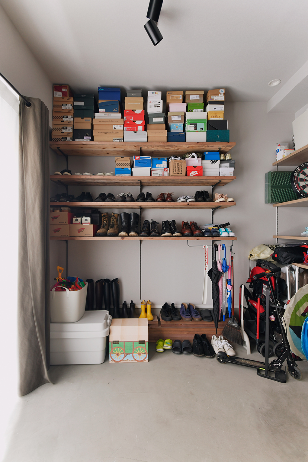 築43年の長屋をリノベーション。玄関から広がるリビング