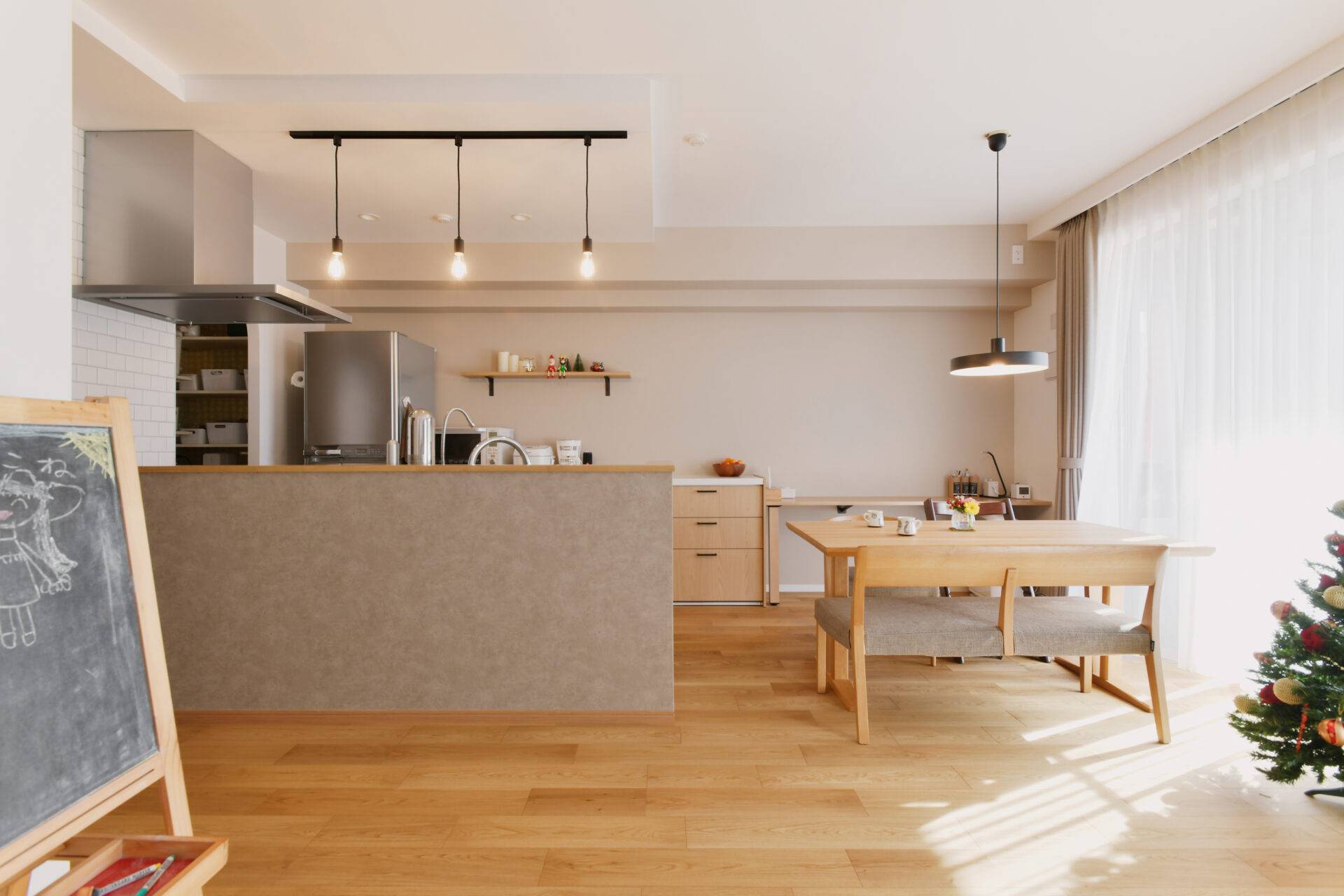 料理好きなママも笑顔に。天井の高さを生かした開放感あふれるリビングキッチン