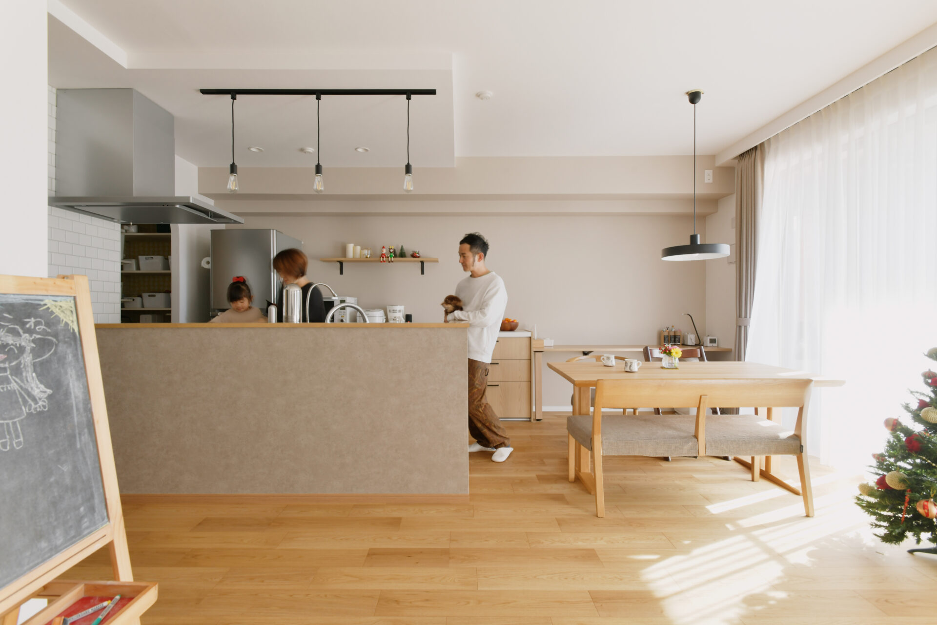 料理好きなママも笑顔に。天井の高さを生かした開放感あふれるリビングキッチン