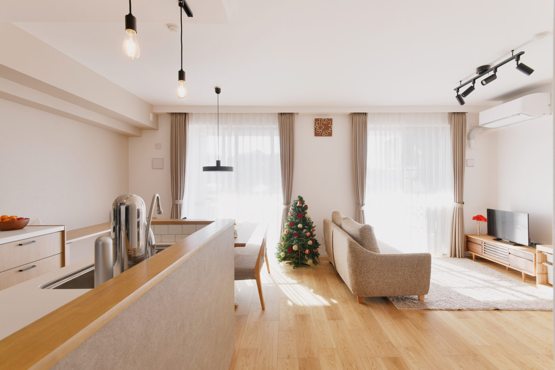 料理好きなママも笑顔に。天井の高さを生かした開放感あふれるリビングキッチン