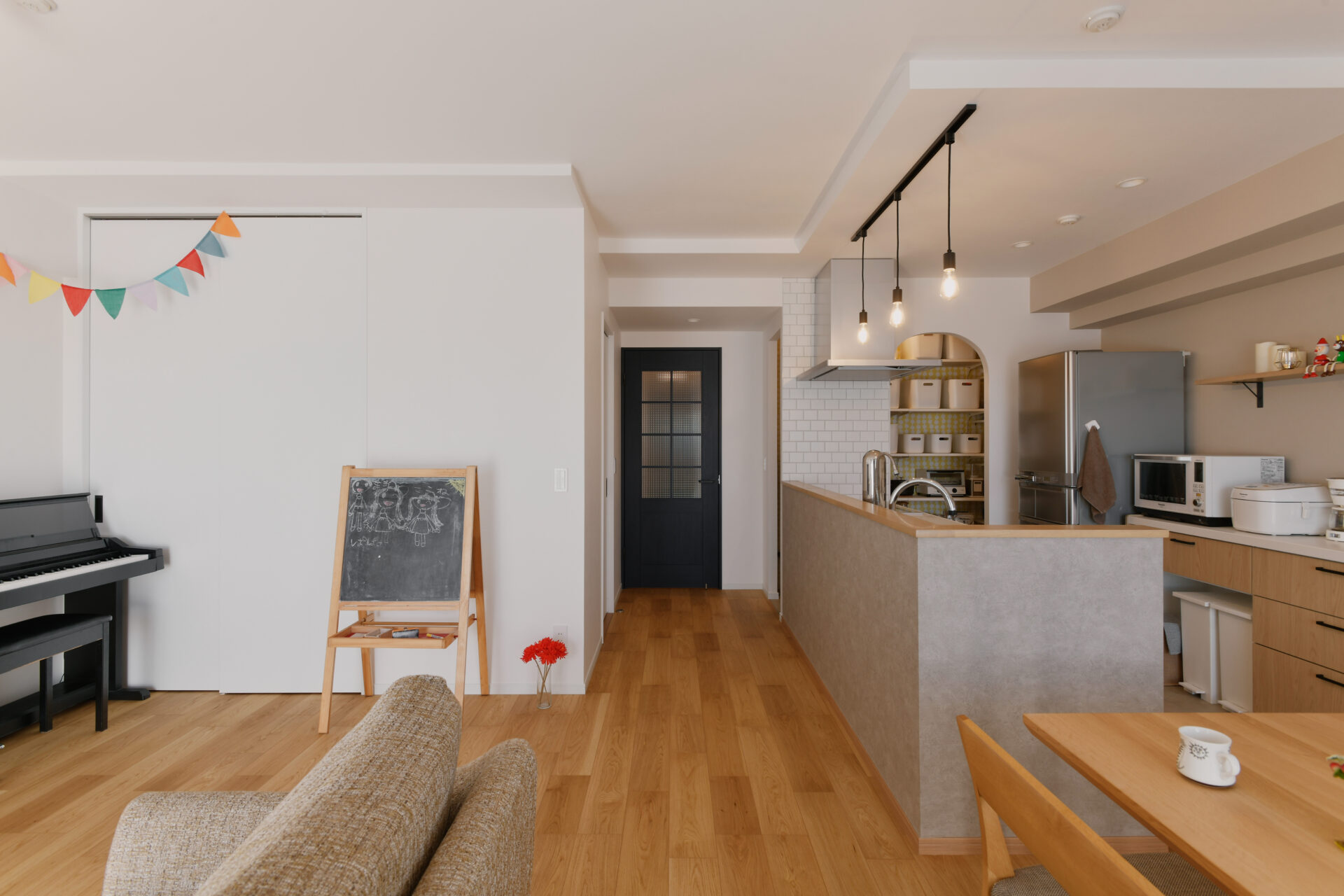 料理好きなママも笑顔に。天井の高さを生かした開放感あふれるリビングキッチン