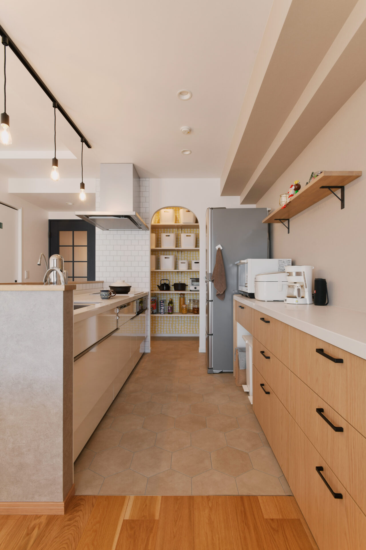 料理好きなママも笑顔に。天井の高さを生かした開放感あふれるリビングキッチン