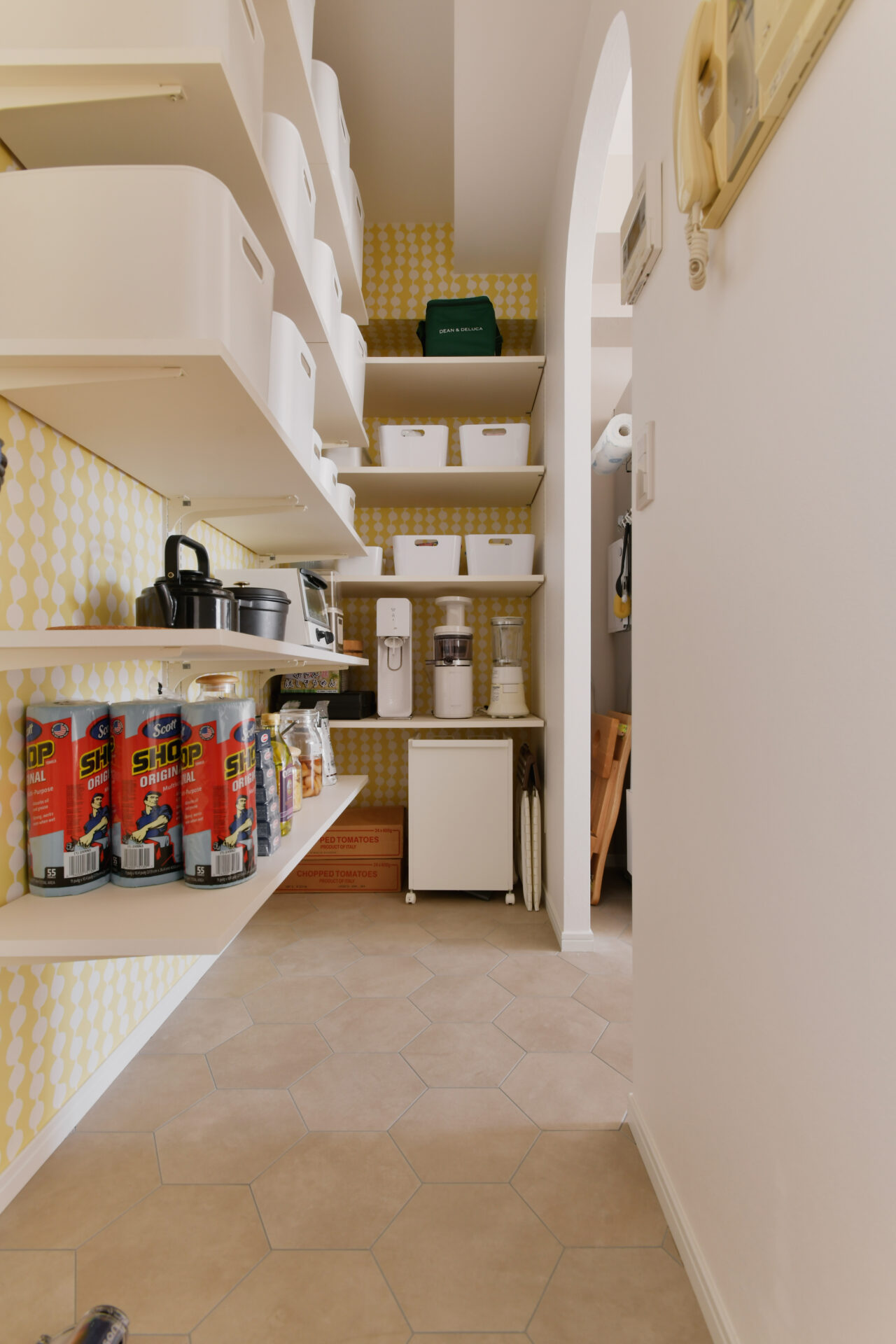 料理好きなママも笑顔に。天井の高さを生かした開放感あふれるリビングキッチン