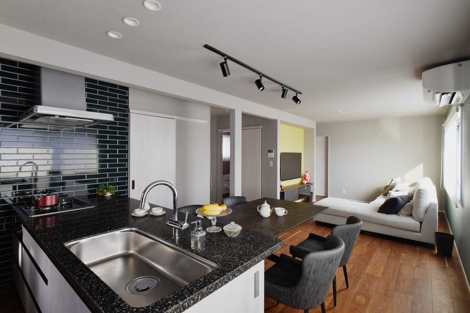 ツーバイフォーから自由な間取りを実現。距離感がちょうどいい二世帯住宅のお家