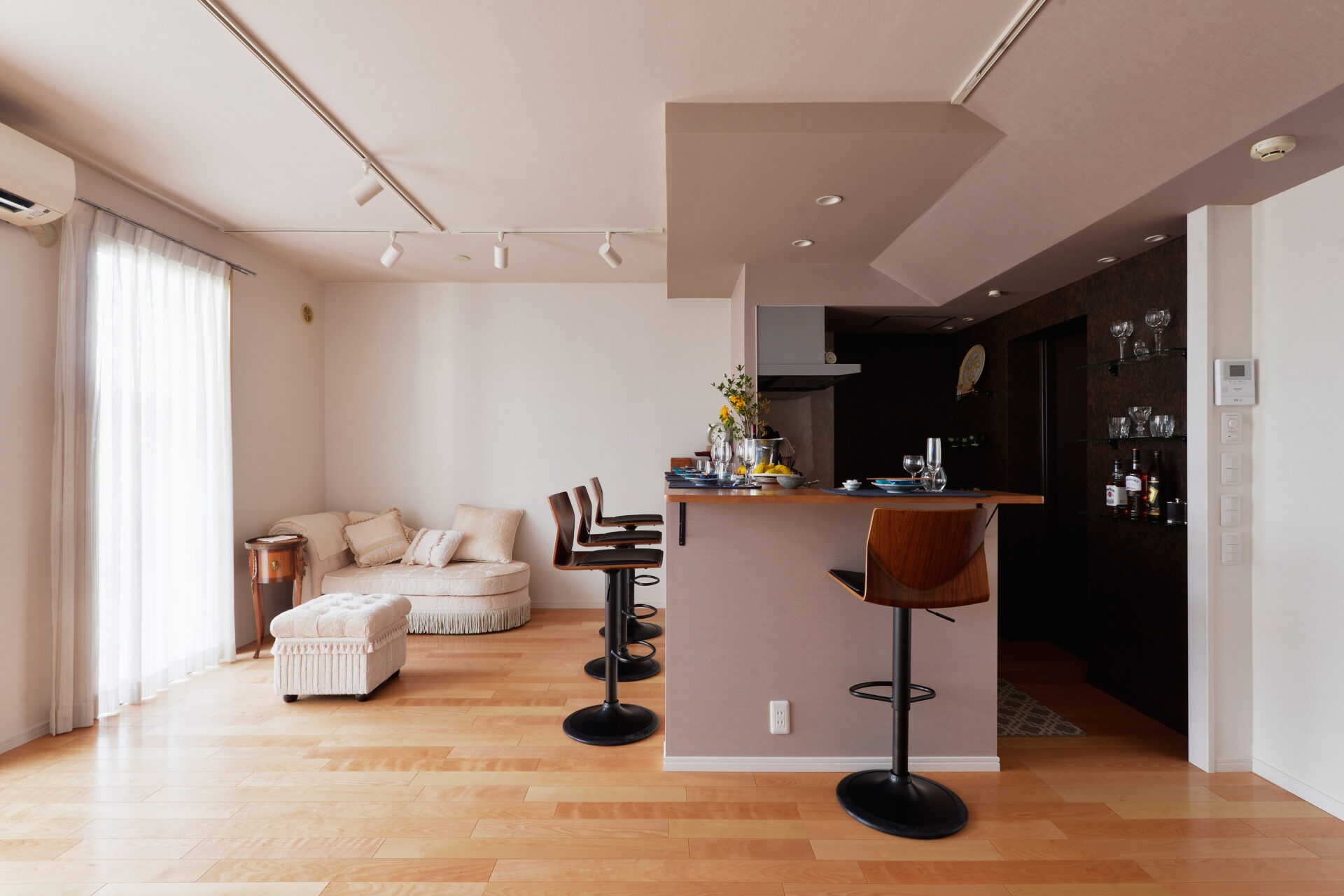 スタイリッシュ × エレガント。大人の隠れ家を演出するカウンターキッチン