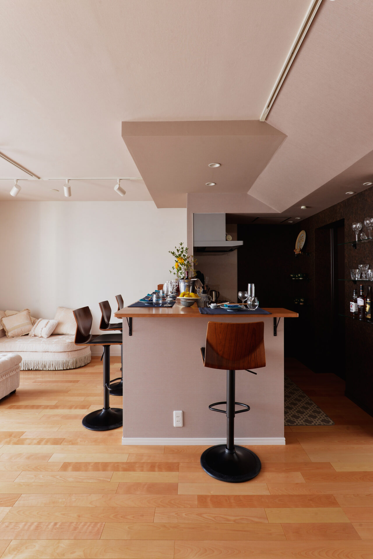 スタイリッシュ × エレガント。大人の隠れ家を演出するカウンターキッチン