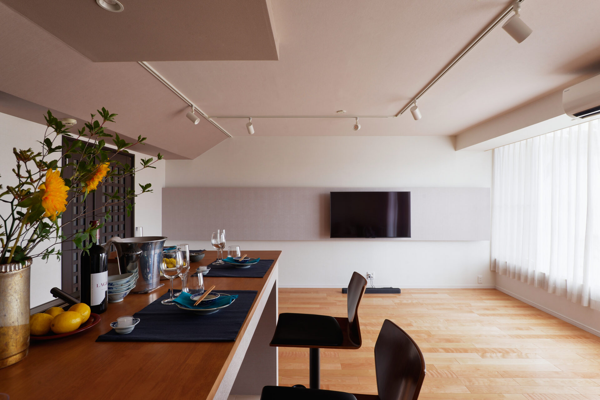 スタイリッシュ × エレガント。大人の隠れ家を演出するカウンターキッチン