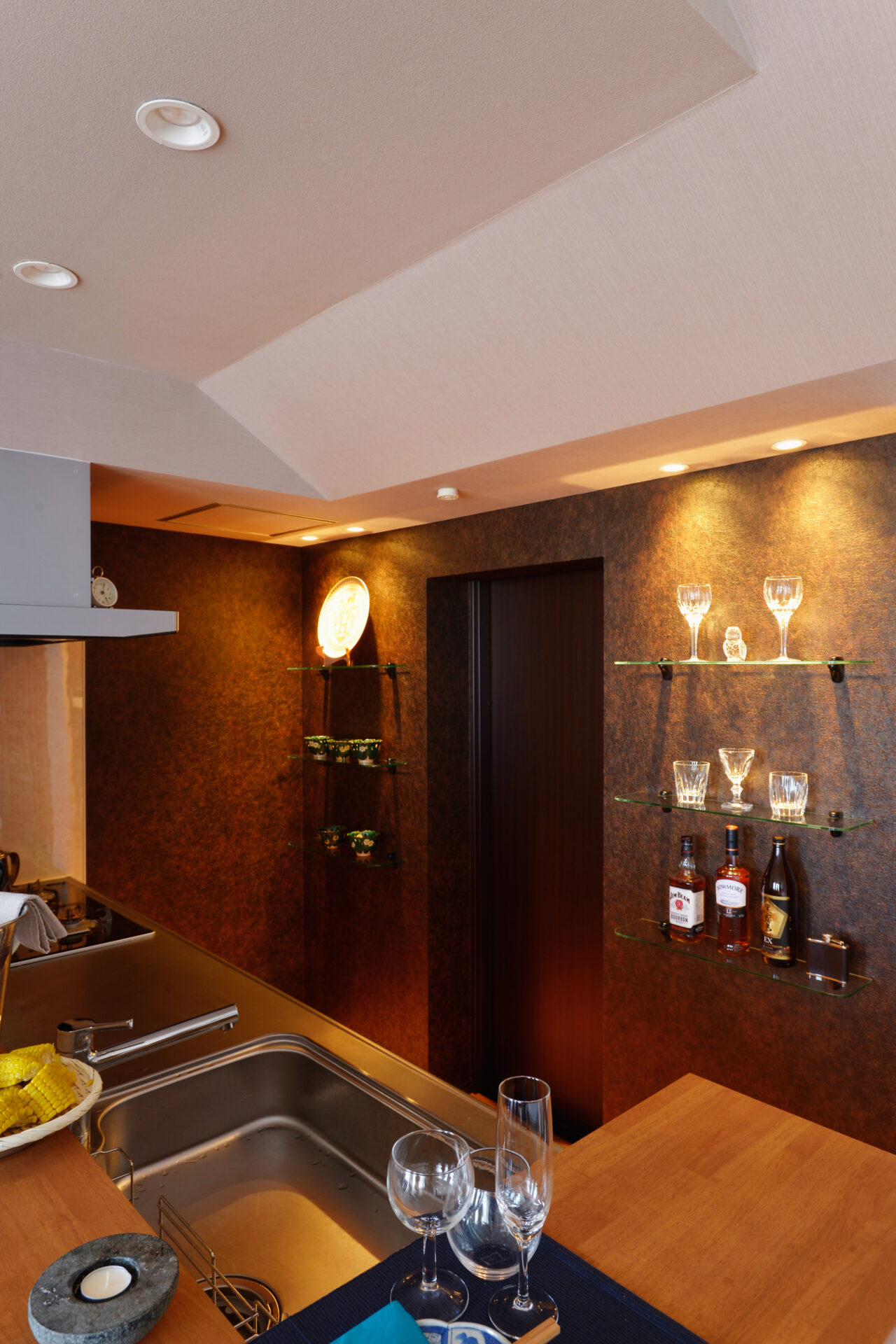 スタイリッシュ × エレガント。大人の隠れ家を演出するカウンターキッチン