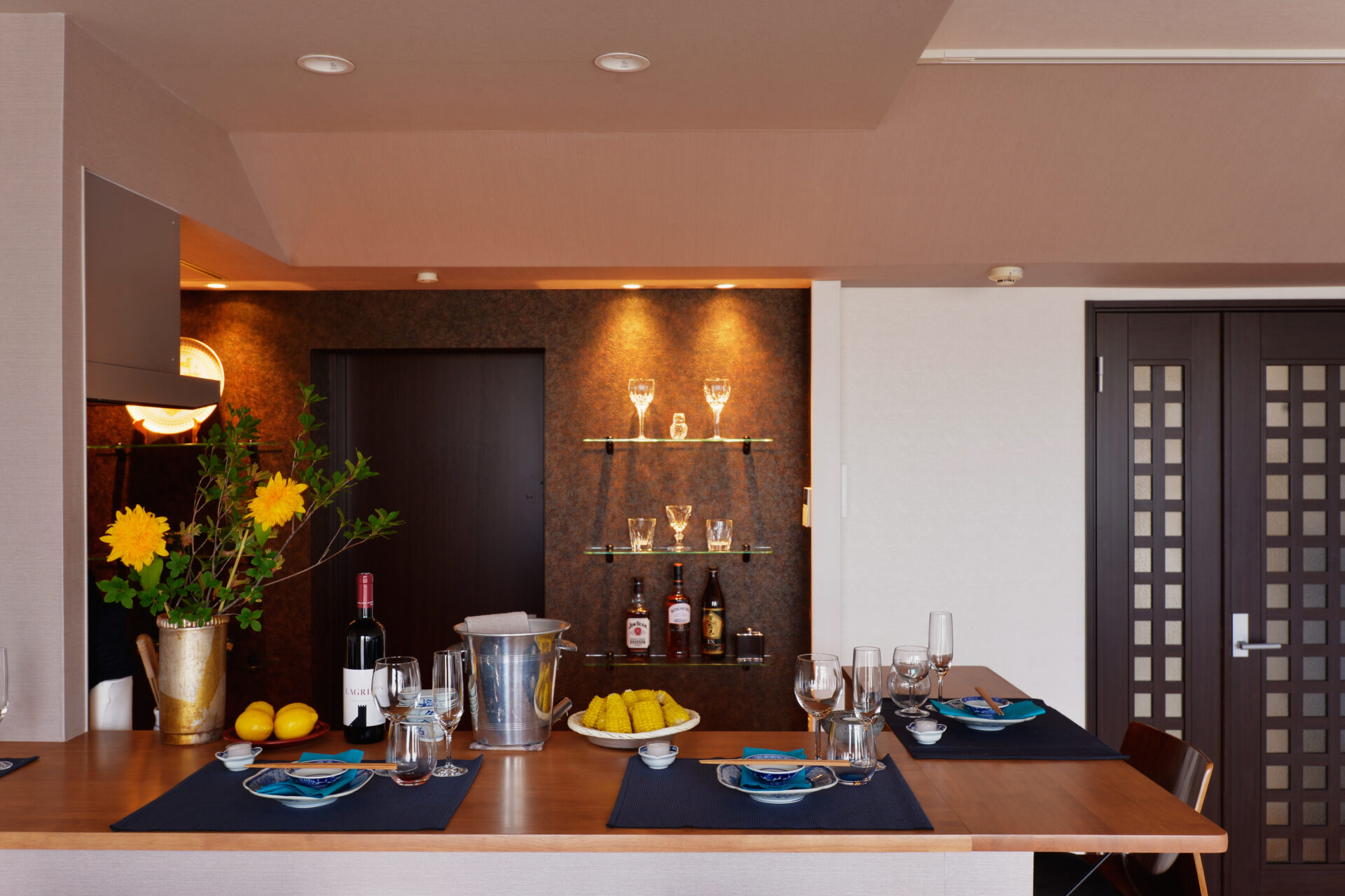 スタイリッシュ × エレガント。大人の隠れ家を演出するカウンターキッチン