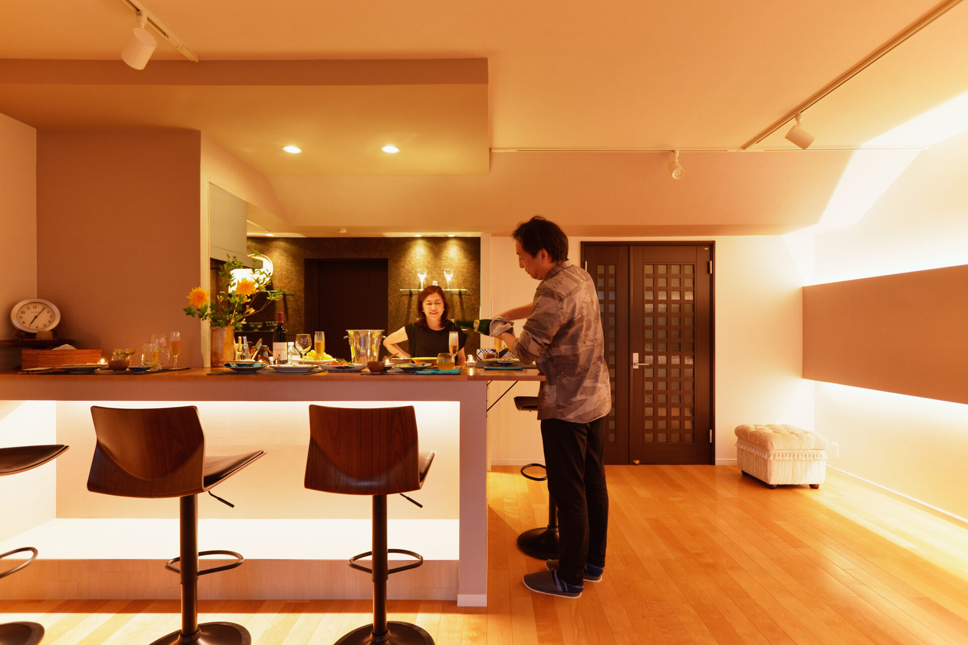 スタイリッシュ × エレガント。大人の隠れ家を演出するカウンターキッチン