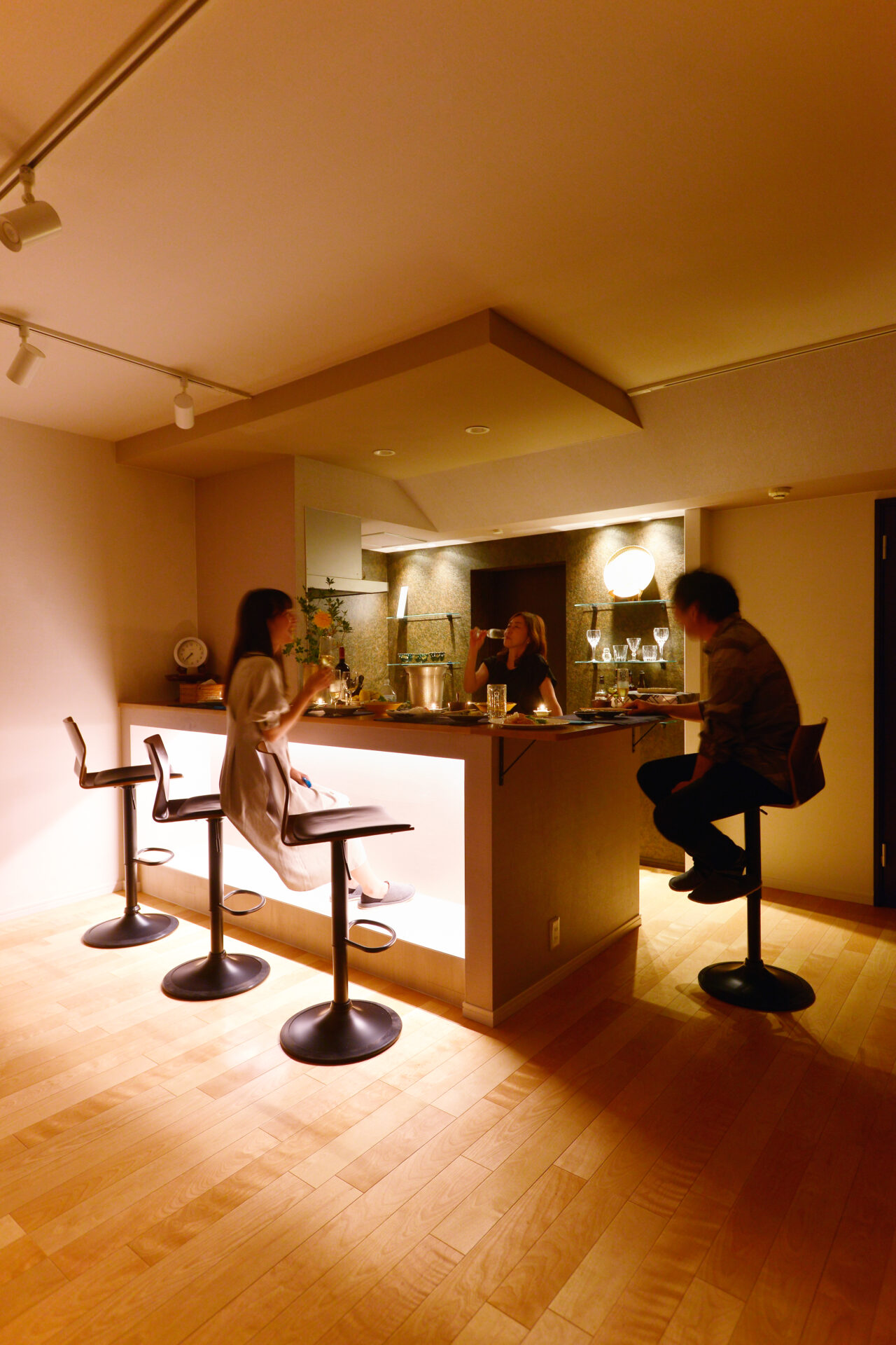 スタイリッシュ × エレガント。大人の隠れ家を演出するカウンターキッチン