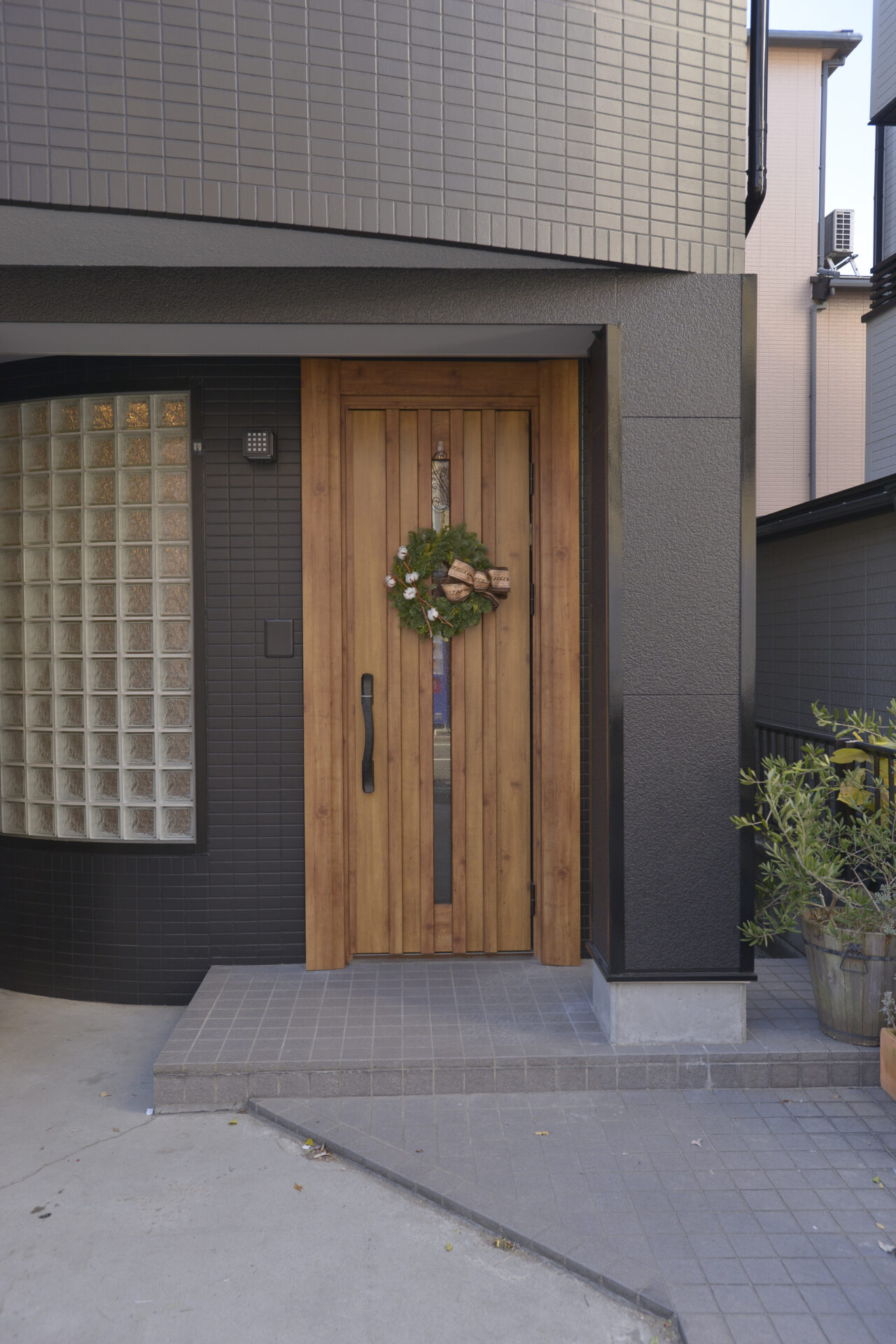 別室で過ごしていた家族が、自然とひとつの空間に。理想の広々ダイニング