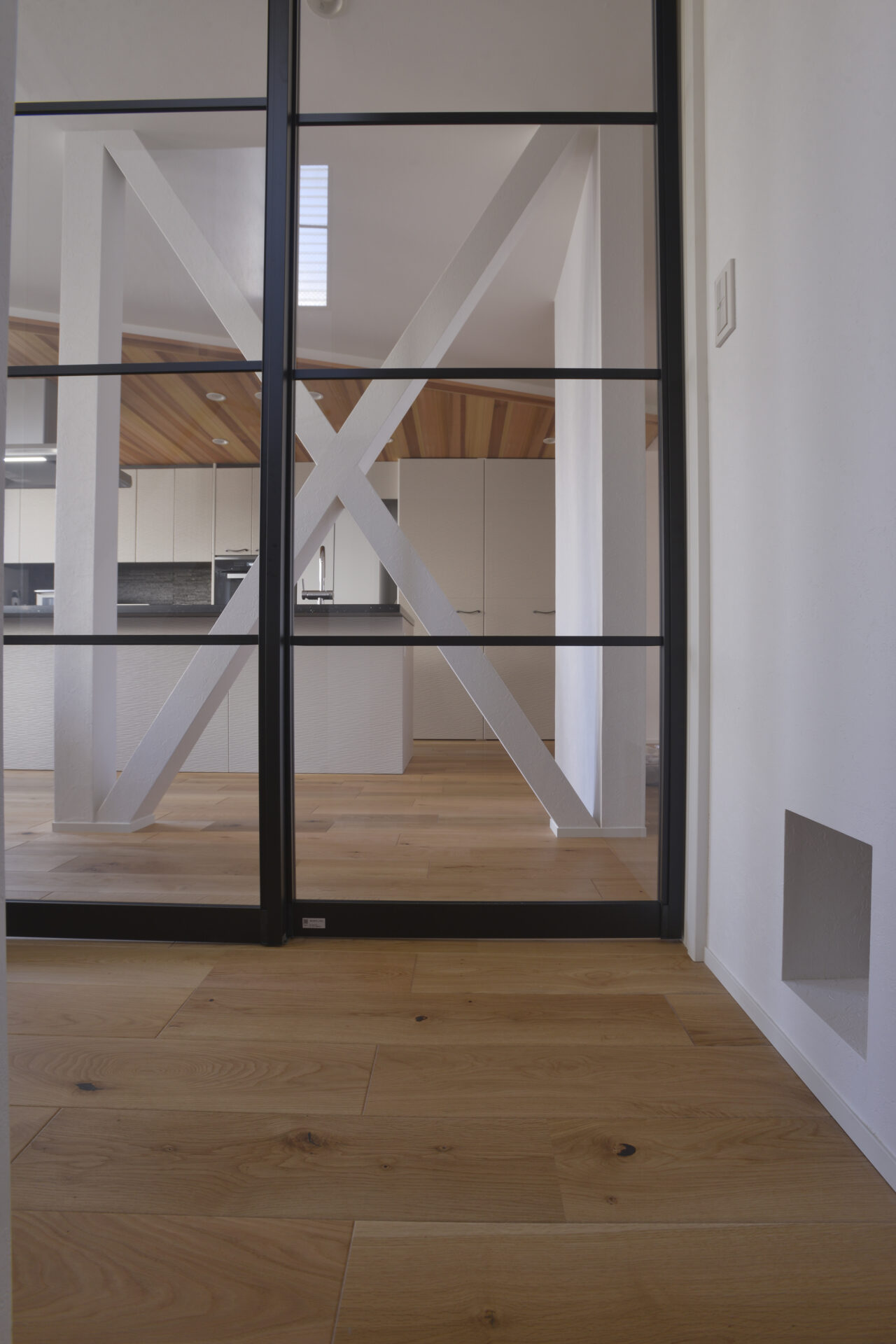 別室で過ごしていた家族が、自然とひとつの空間に。理想の広々ダイニング