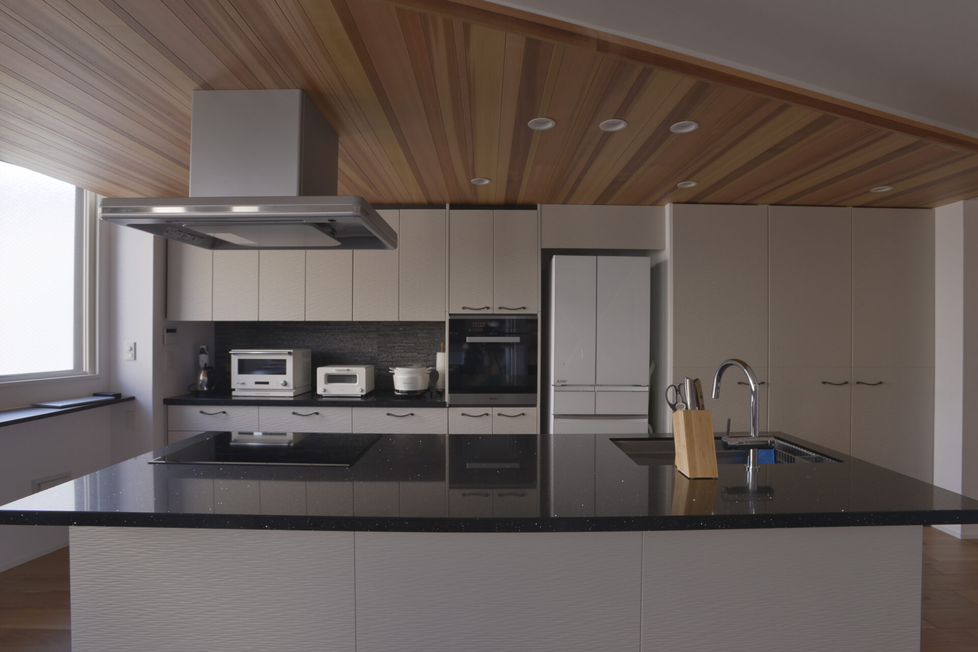 別室で過ごしていた家族が、自然とひとつの空間に。理想の広々ダイニング