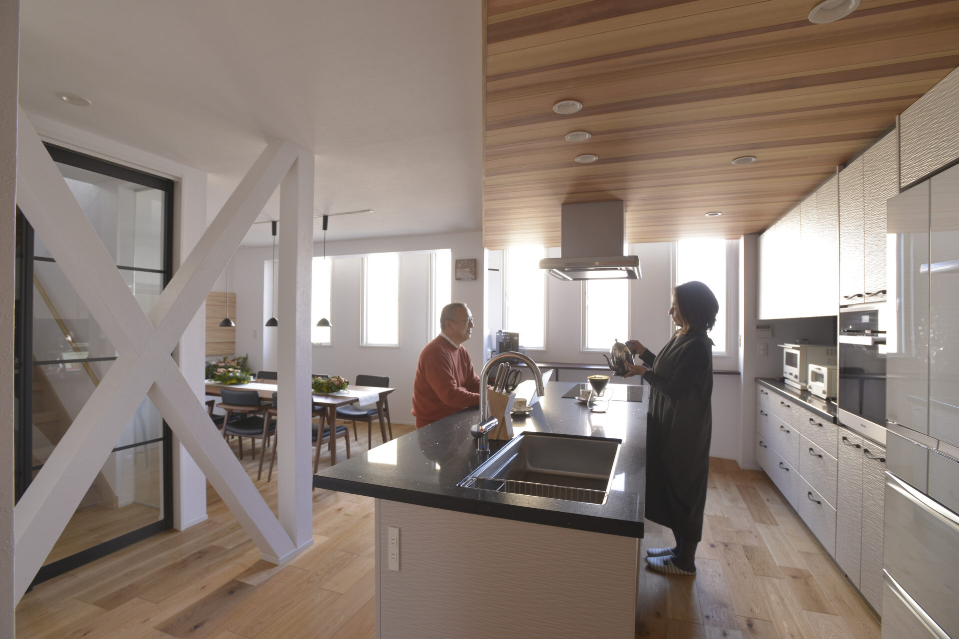 別室で過ごしていた家族が、自然とひとつの空間に。理想の広々ダイニング