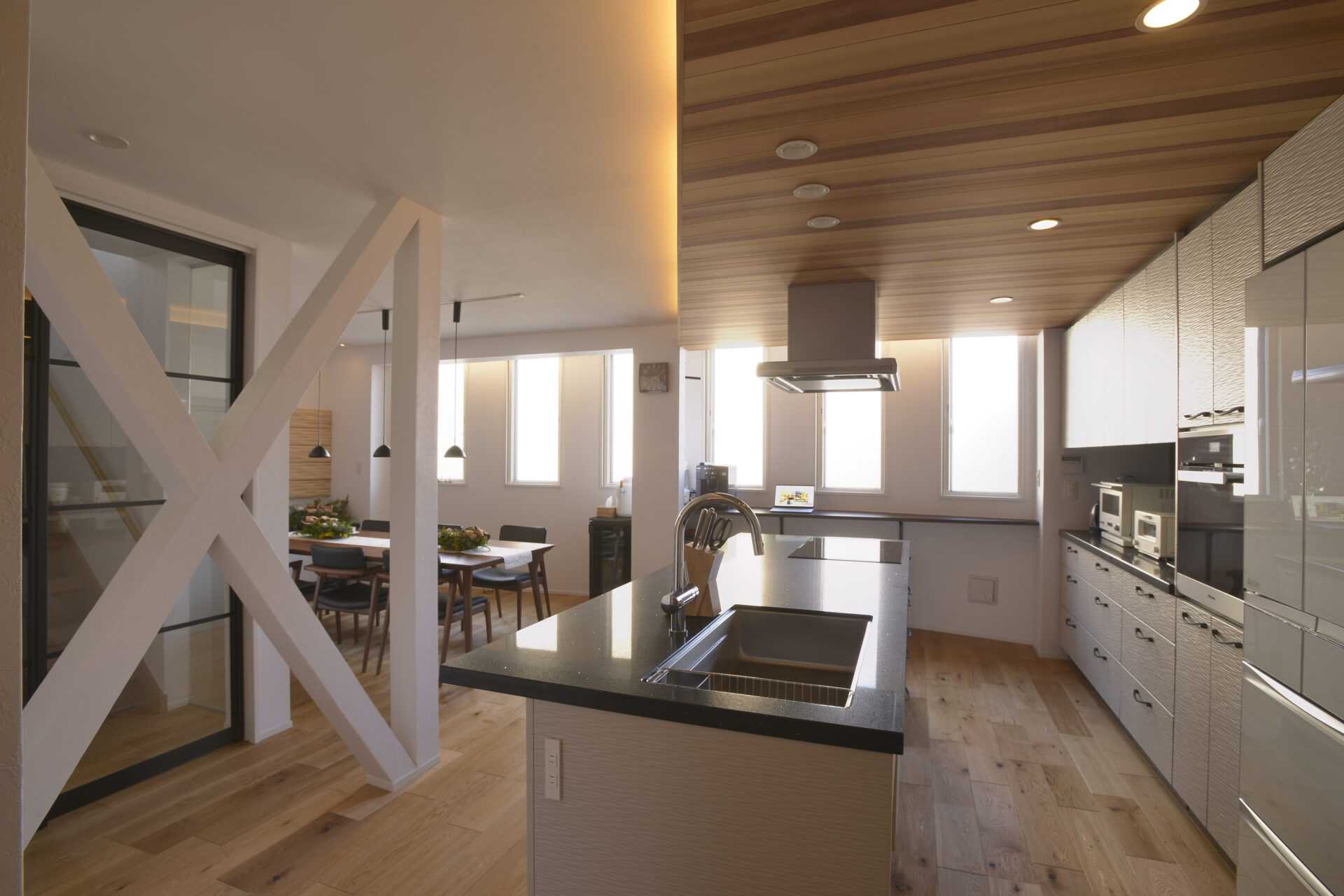 別室で過ごしていた家族が、自然とひとつの空間に。理想の広々ダイニング