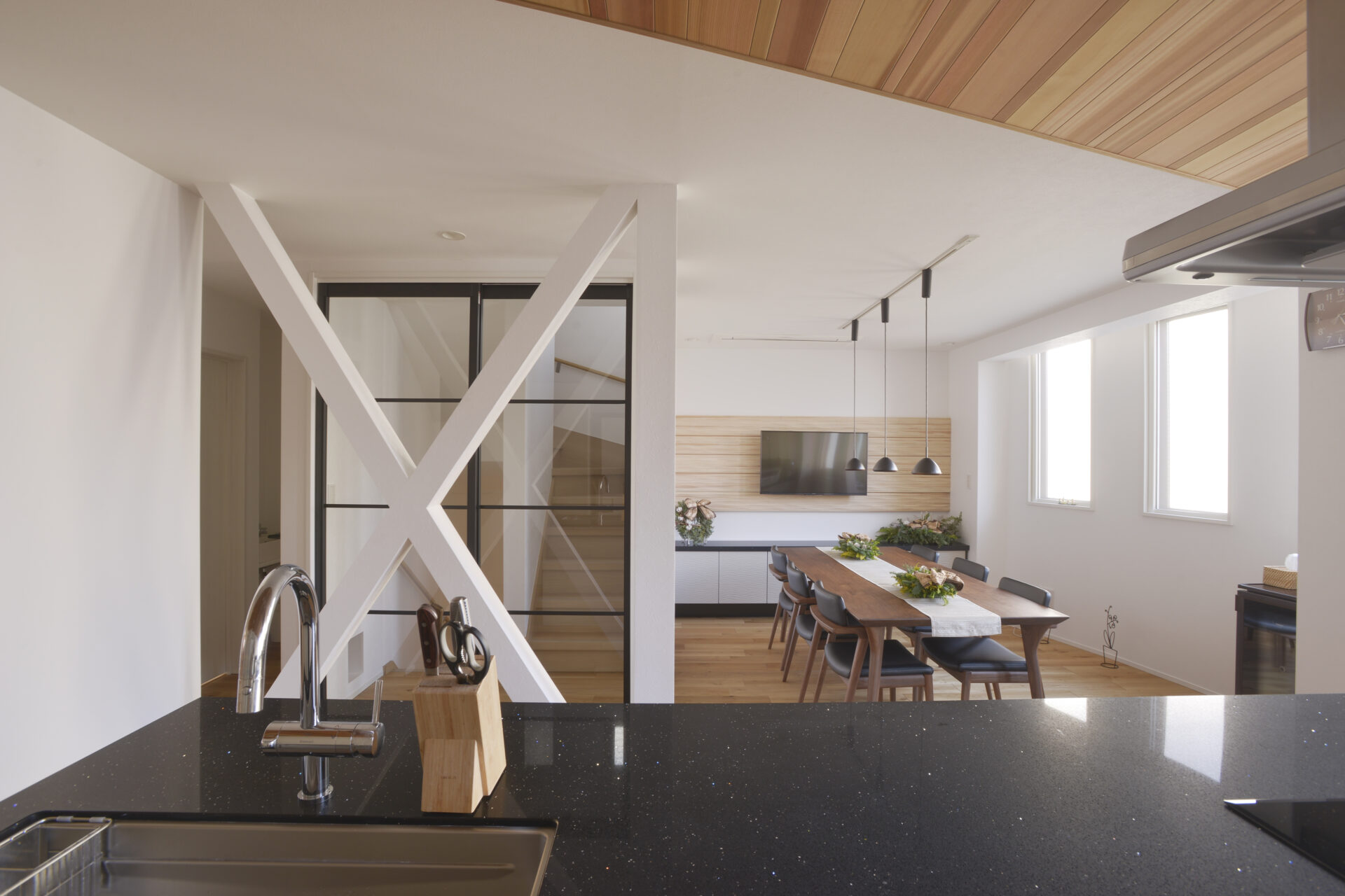 別室で過ごしていた家族が、自然とひとつの空間に。理想の広々ダイニング