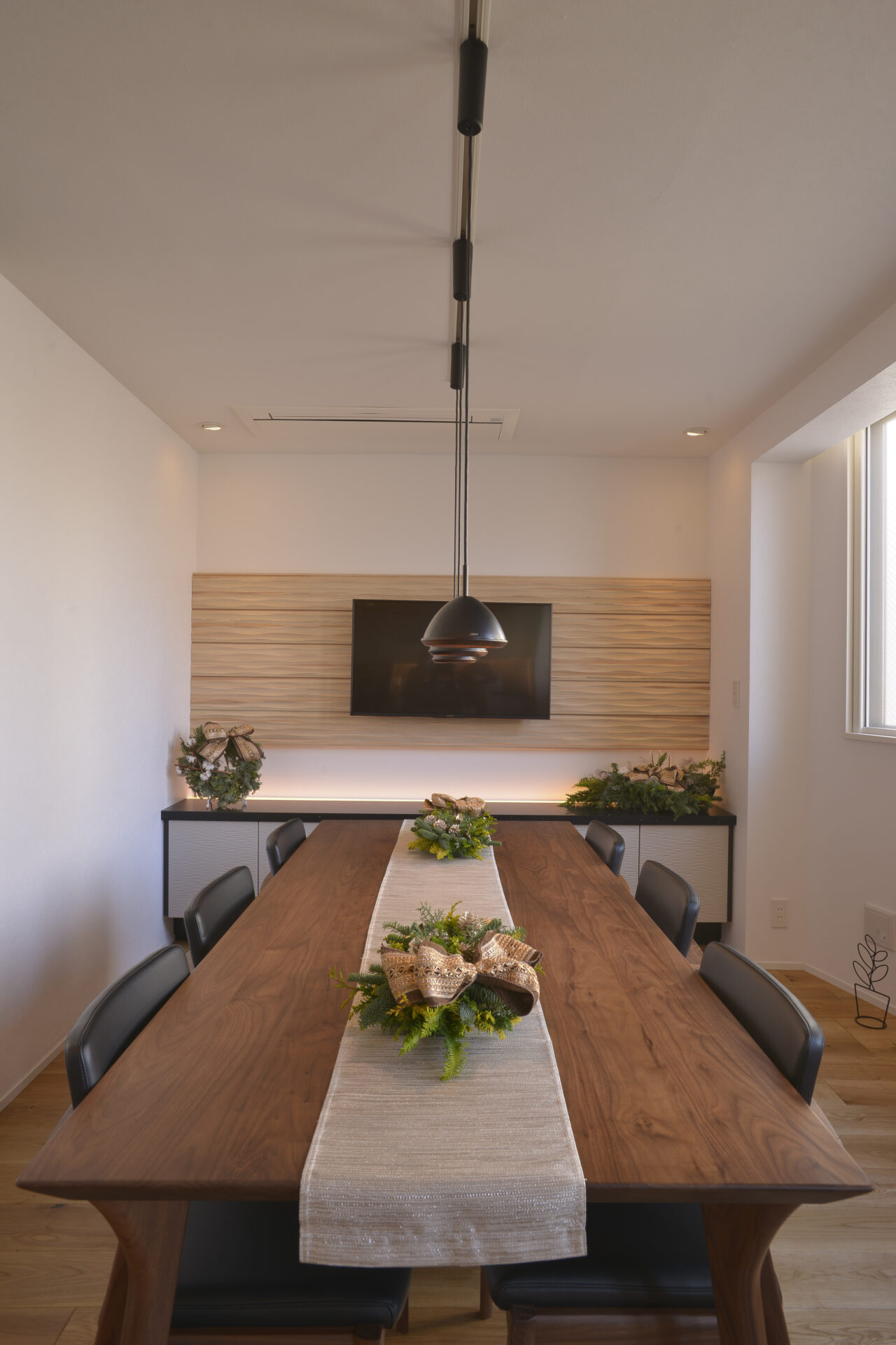 別室で過ごしていた家族が、自然とひとつの空間に。理想の広々ダイニング