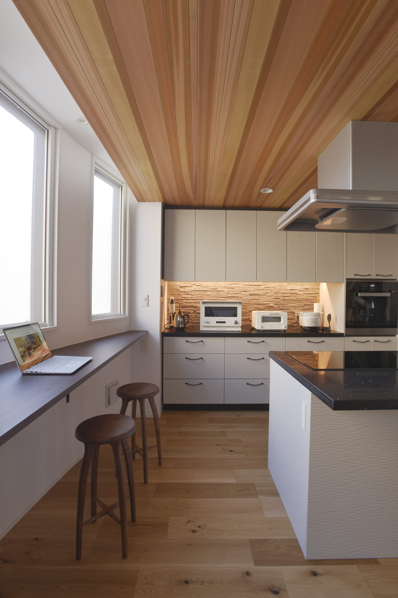 別室で過ごしていた家族が、自然とひとつの空間に。理想の広々ダイニング