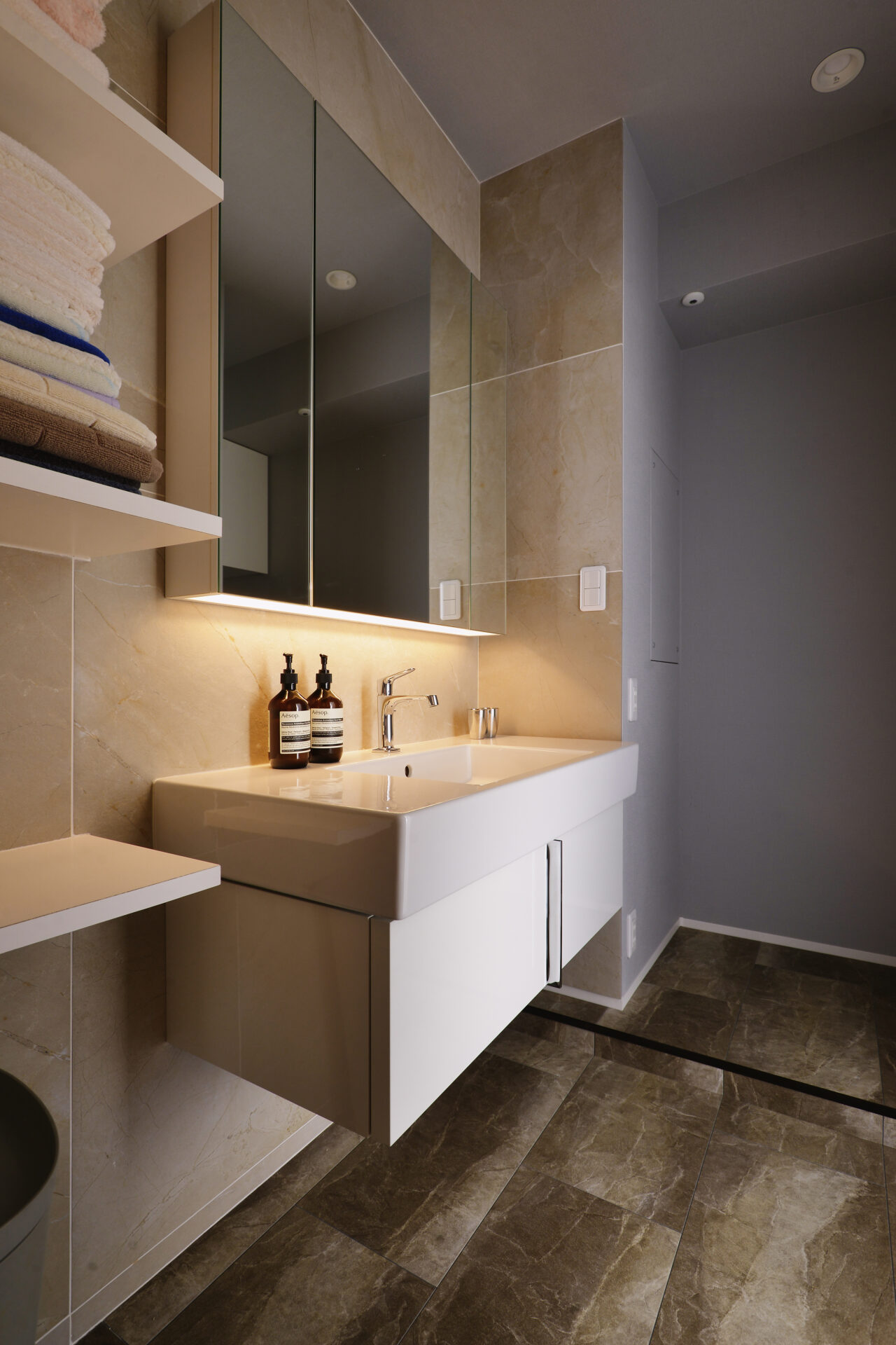 グレー×ネイビーを大胆に取り入れたニューヨークスタイルの家