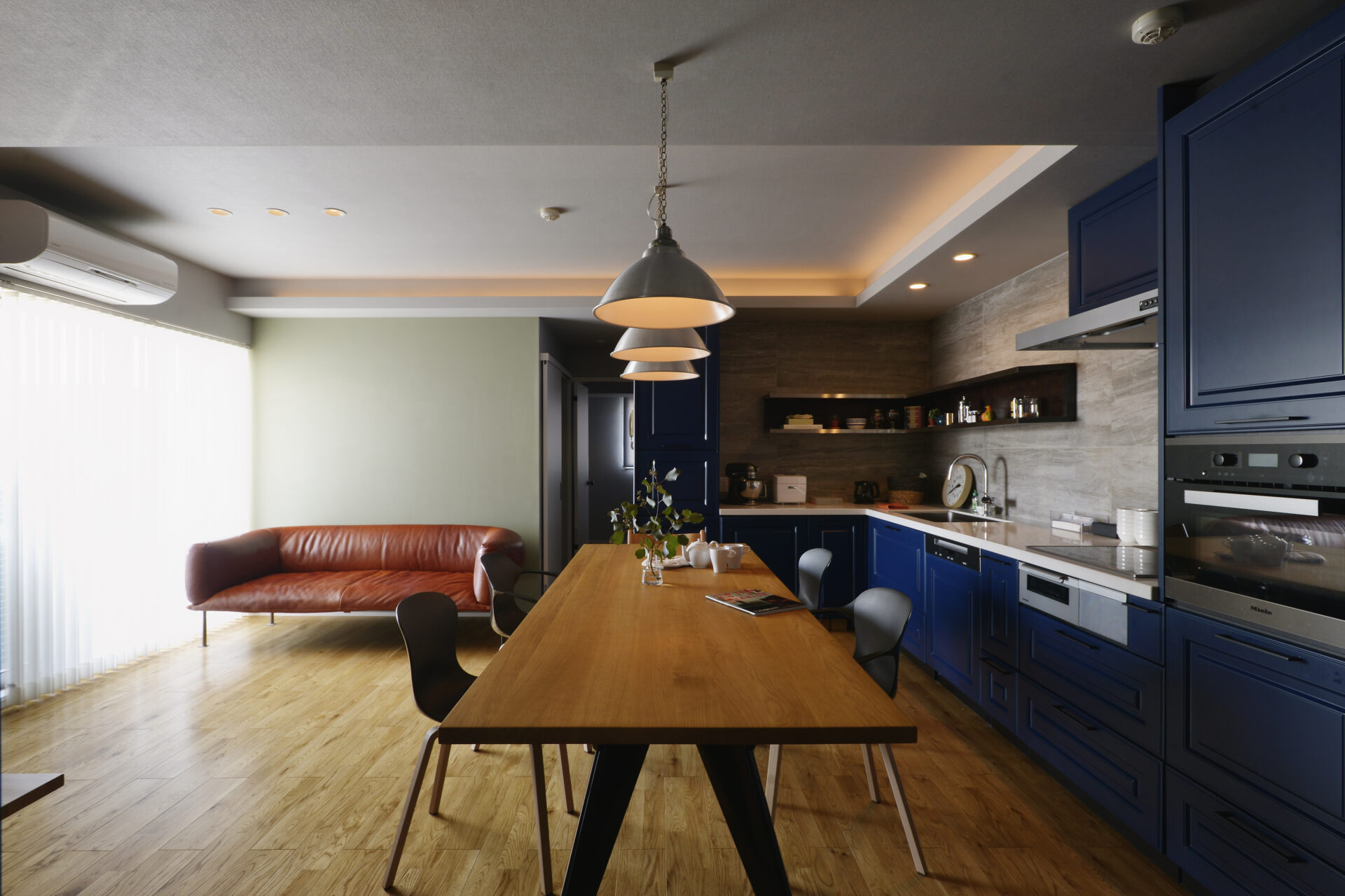 グレー×ネイビーを大胆に取り入れたニューヨークスタイルの家