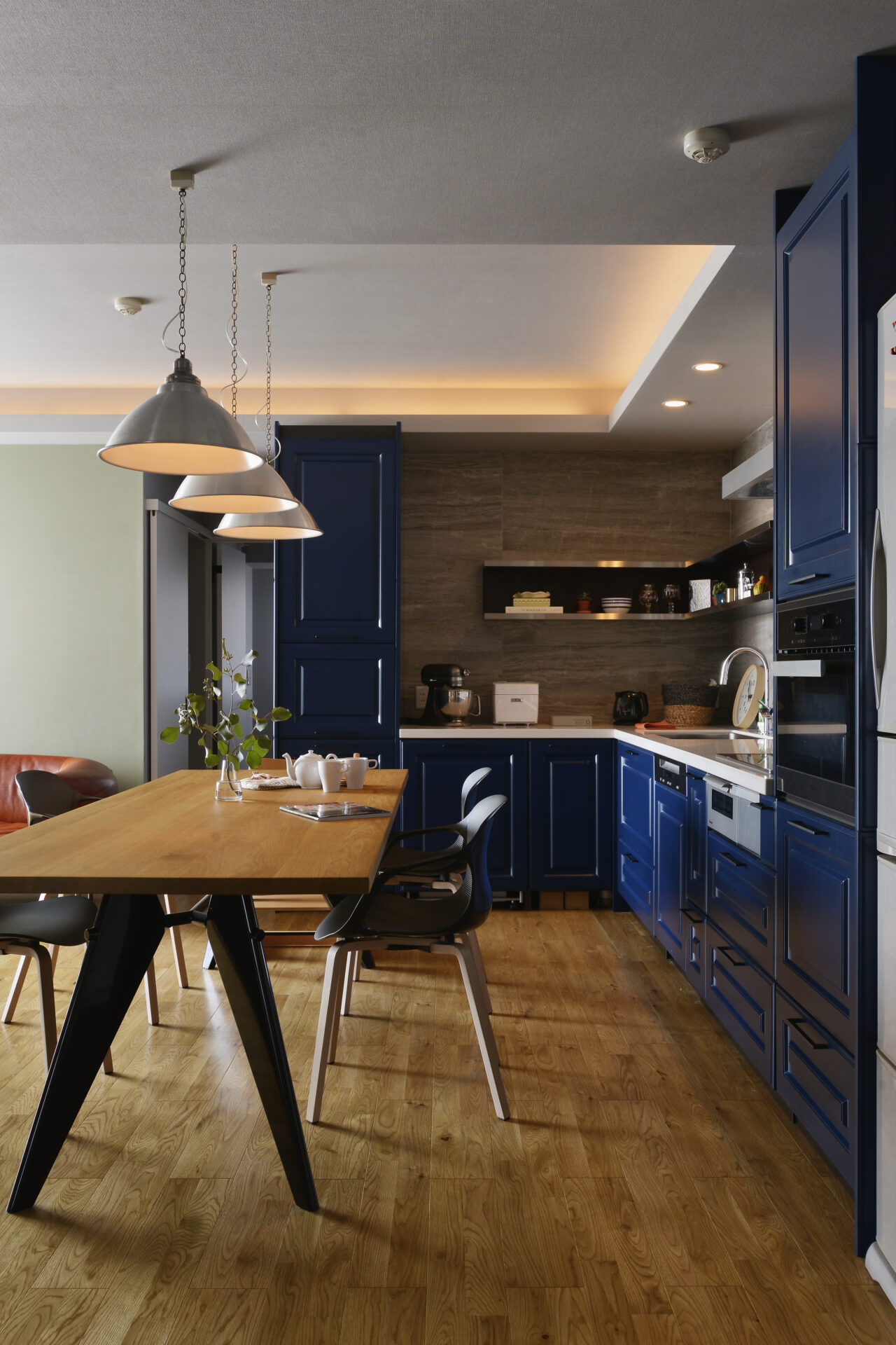 グレー×ネイビーを大胆に取り入れたニューヨークスタイルの家