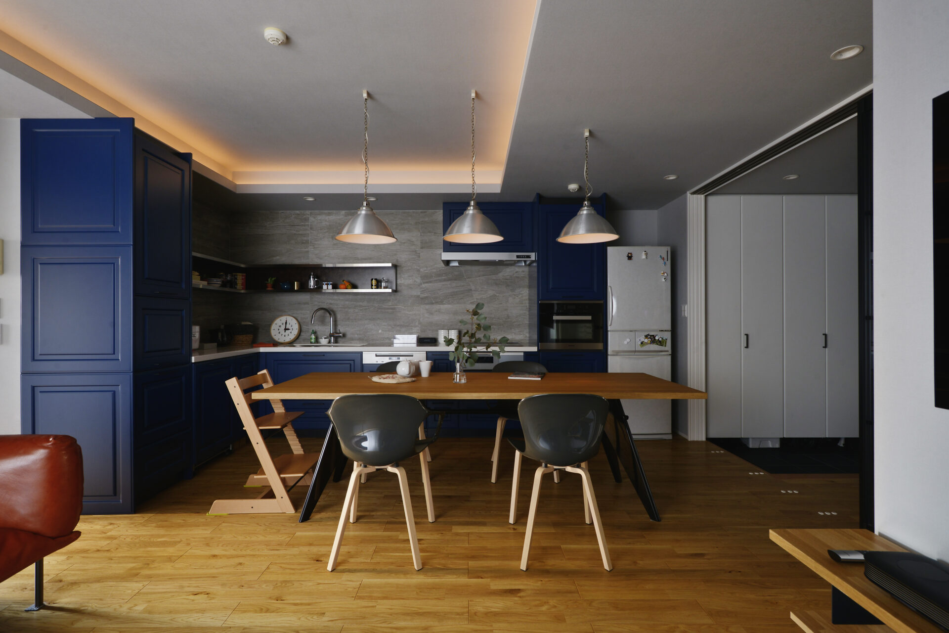 グレー×ネイビーを大胆に取り入れたニューヨークスタイルの家