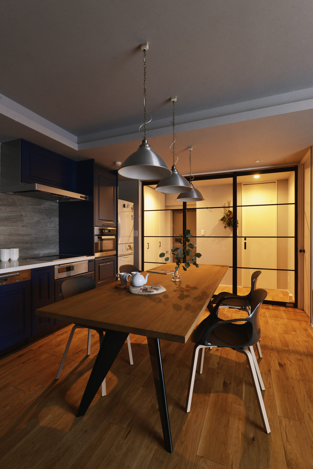 グレー×ネイビーを大胆に取り入れたニューヨークスタイルの家