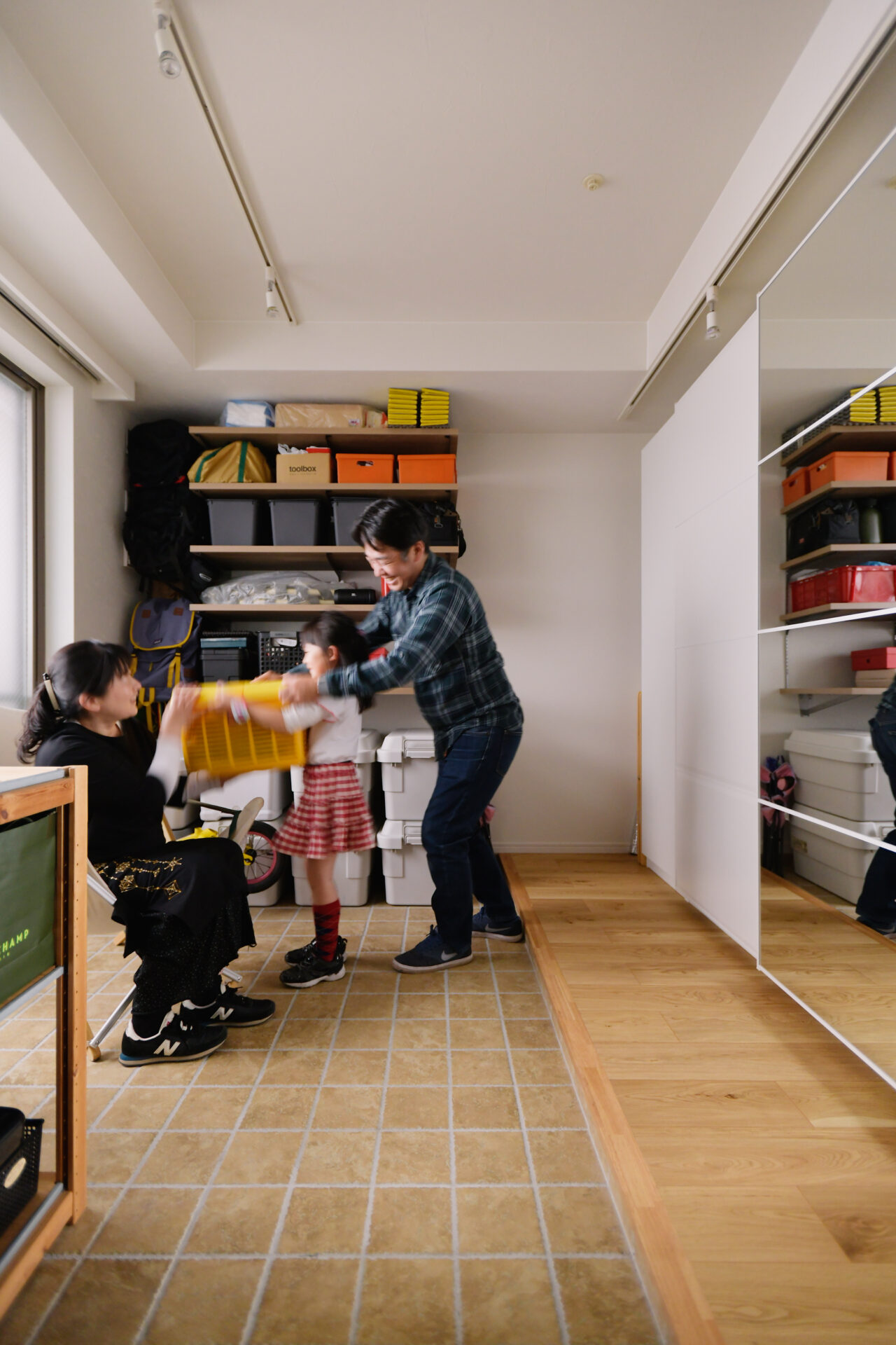 土間を取り入れ、便利で多機能な玄関に。