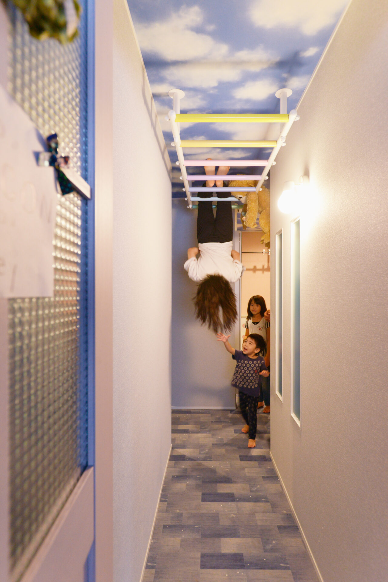 雲梯にハンモック!? それぞれの居場所がある、遊び心のある家