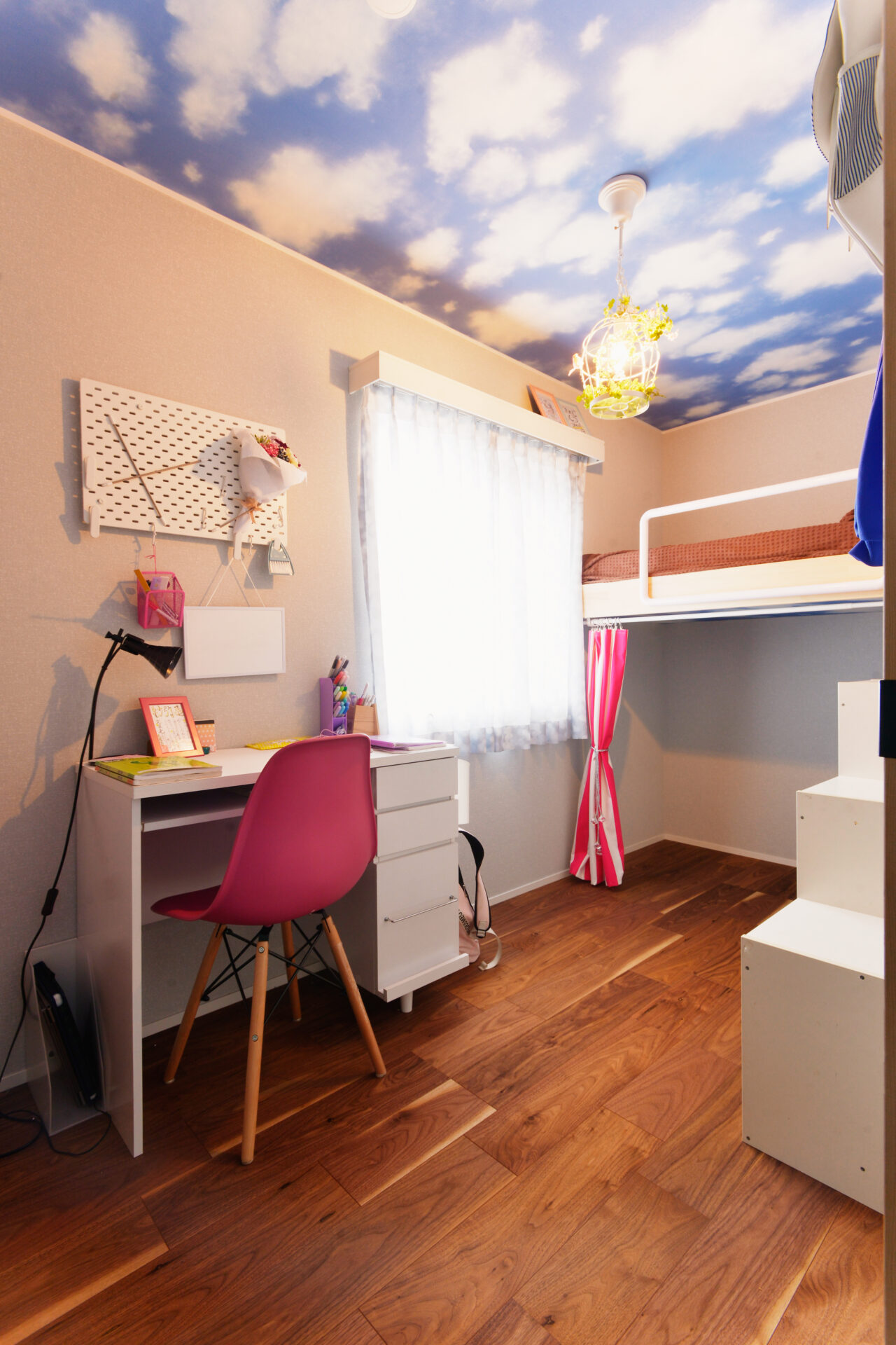 雲梯にハンモック!? それぞれの居場所がある、遊び心のある家