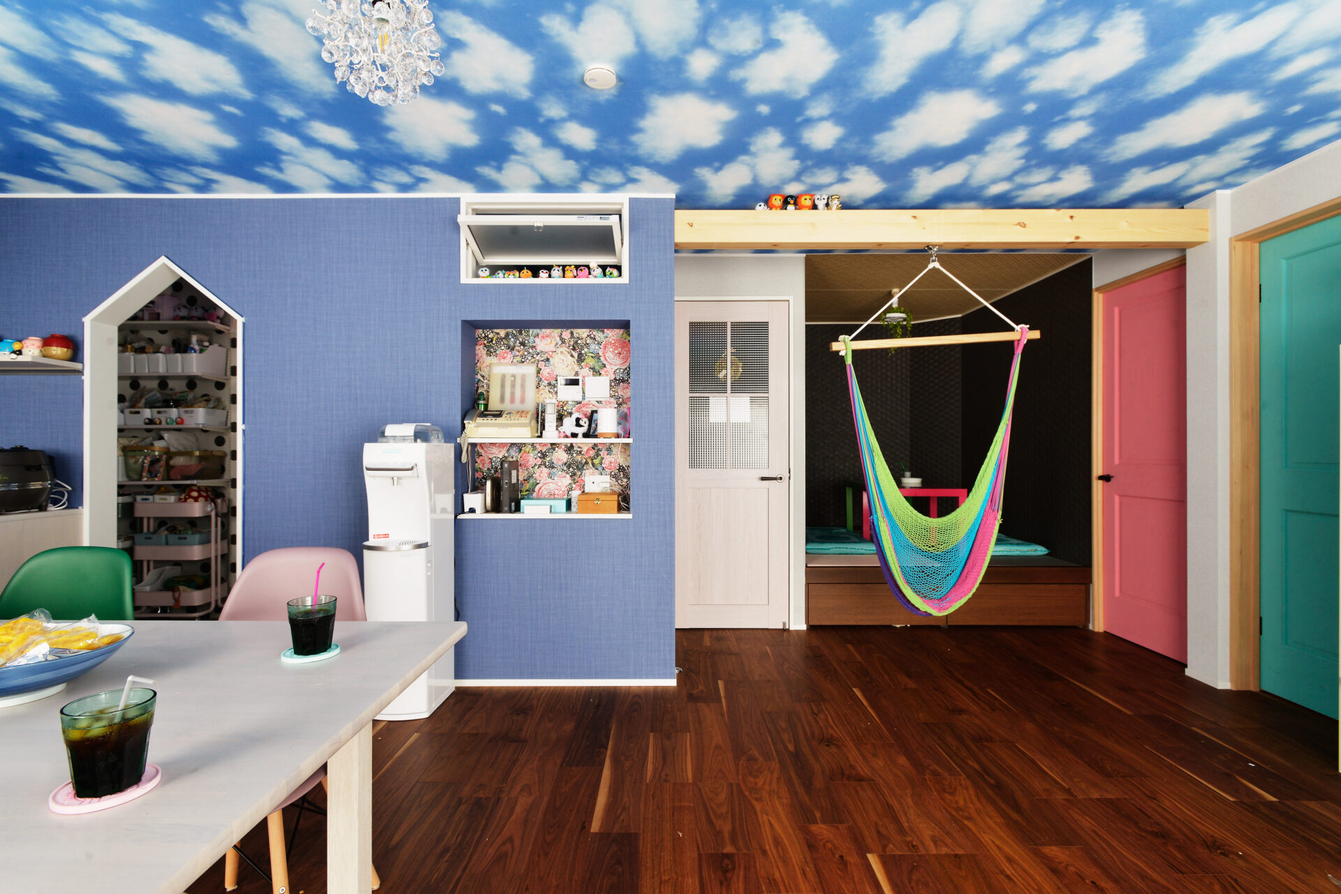 雲梯にハンモック!? それぞれの居場所がある、遊び心のある家