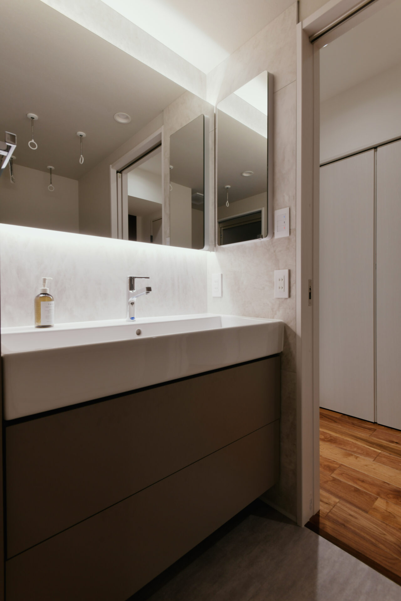 家族みんなが自然と集まるホテルライクなリビング