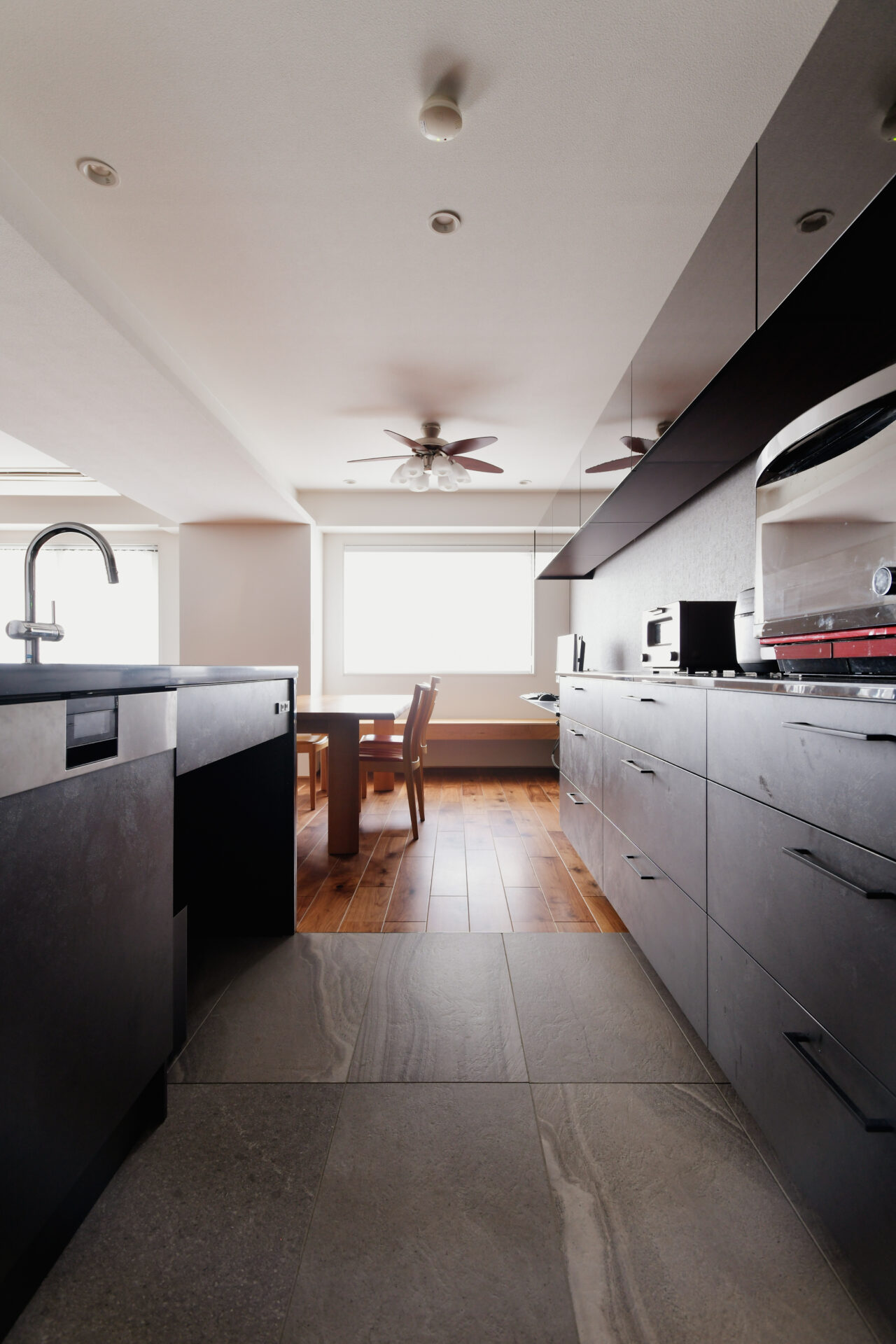 家族みんなが自然と集まるホテルライクなリビング