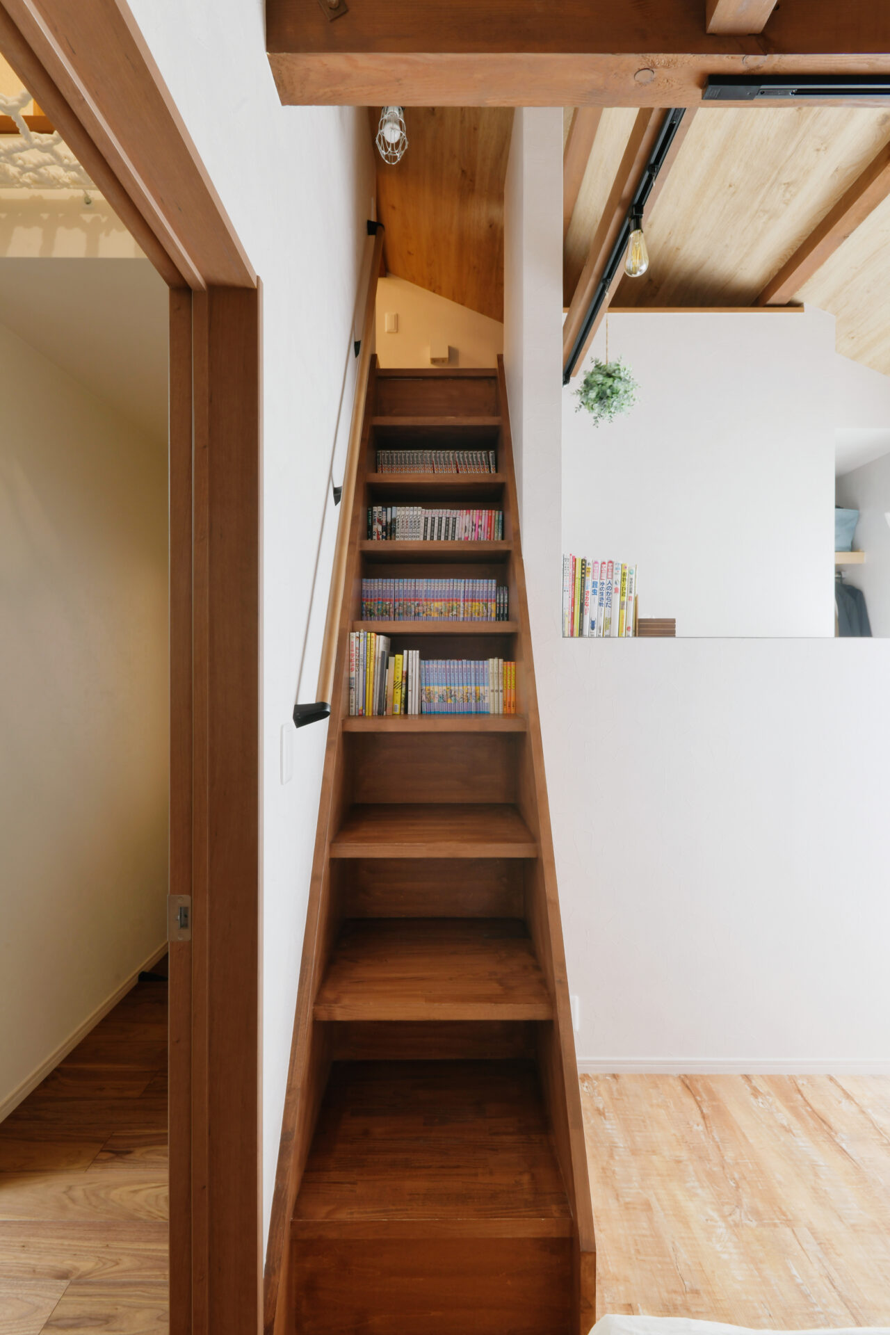 天井裏空間を活用。ロフトとアスレチックネットのあるお家