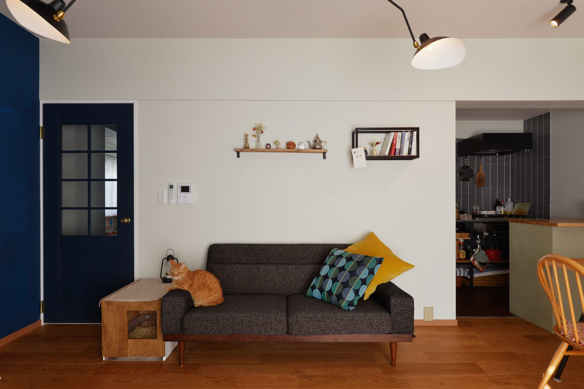 長い廊下とフレームキッチンが特徴のDIYアイデアいっぱいのお家