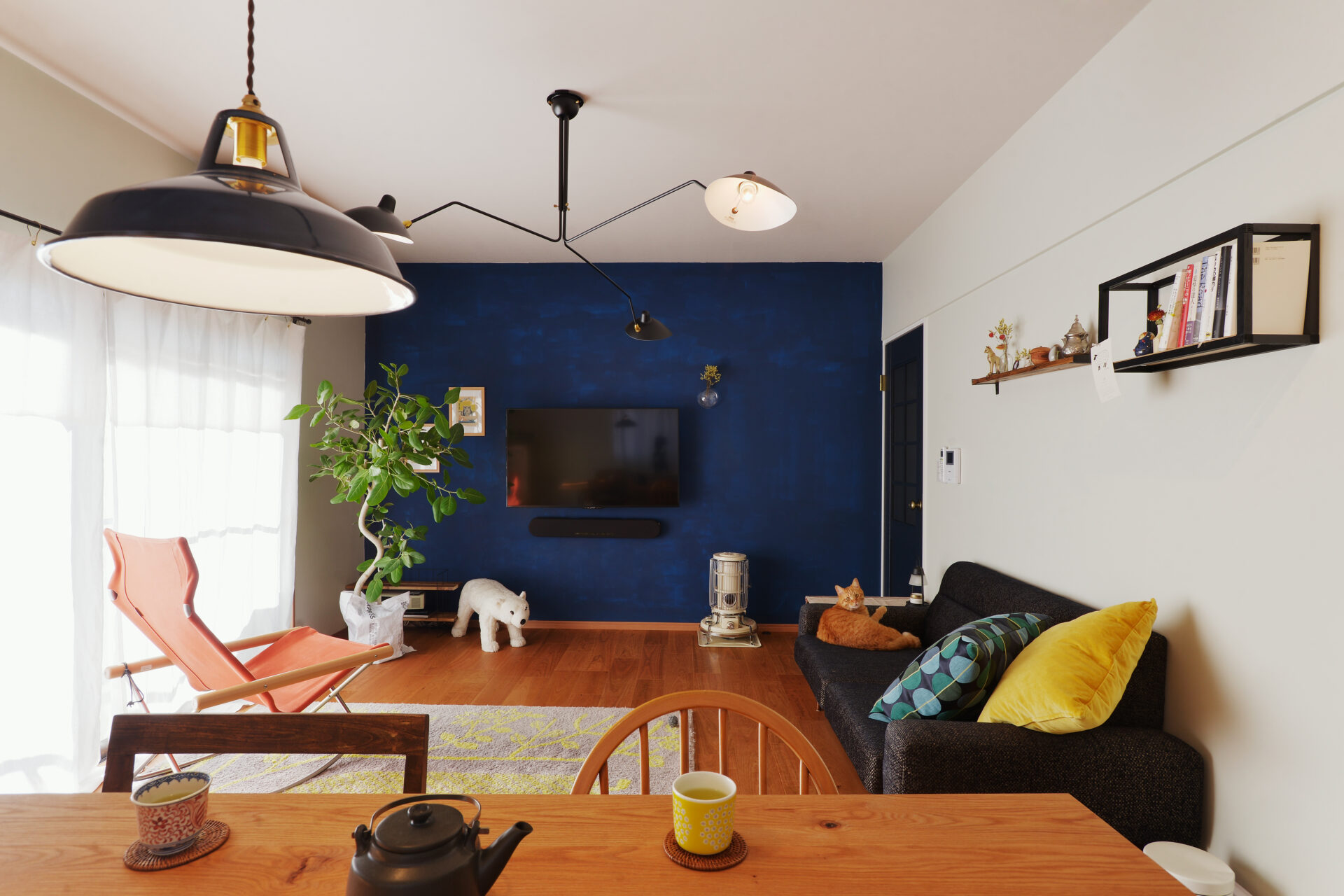 長い廊下とフレームキッチンが特徴のDIYアイデアいっぱいのお家