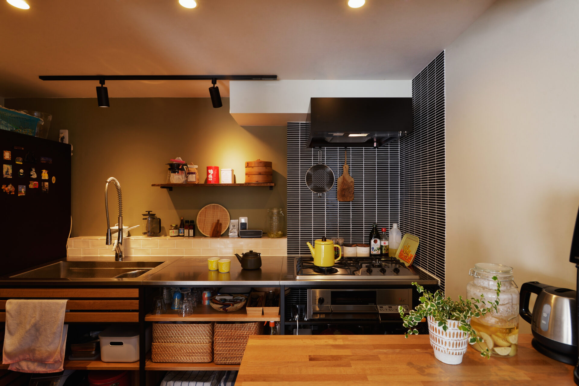 長い廊下とフレームキッチンが特徴のDIYアイデアいっぱいのお家