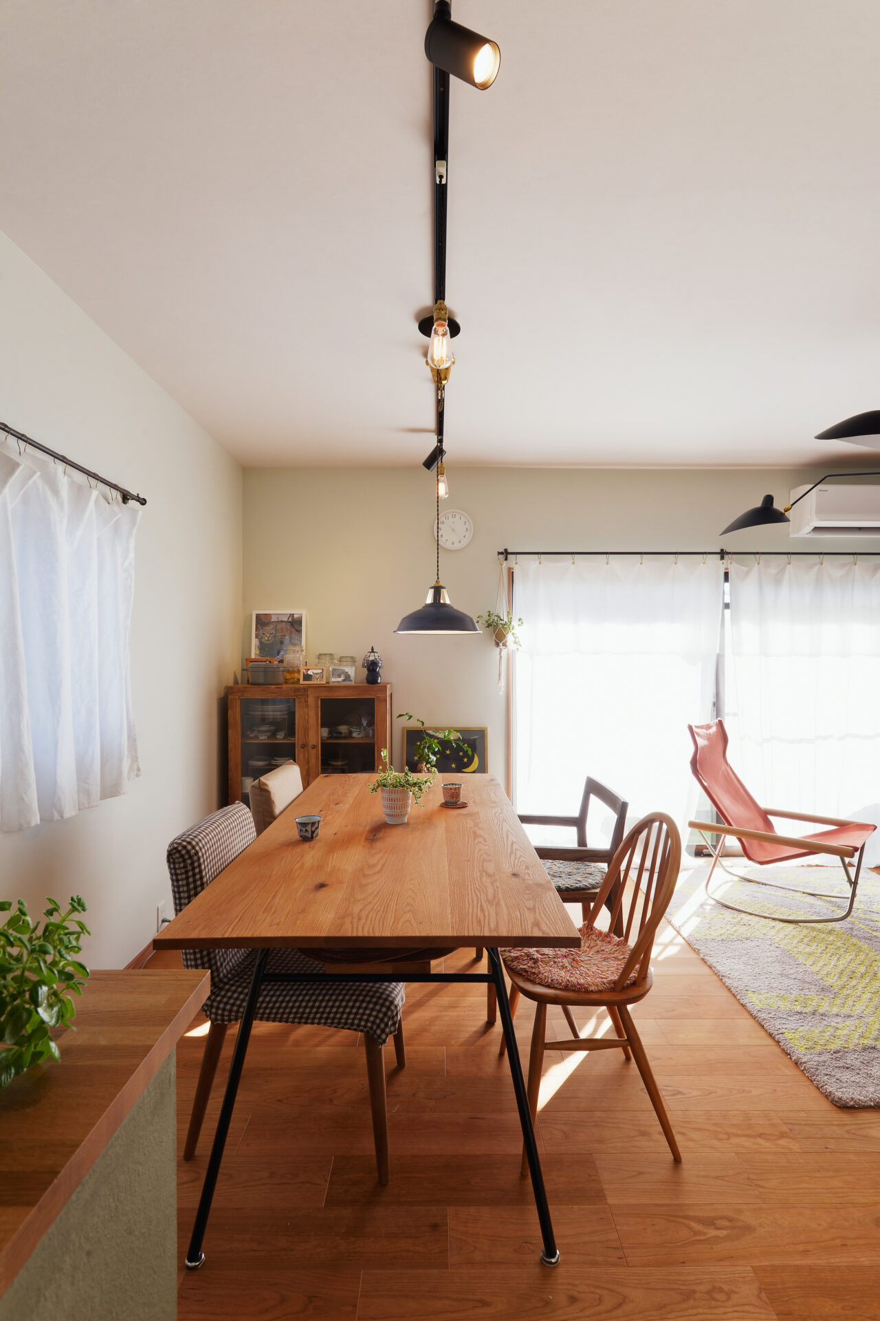 長い廊下とフレームキッチンが特徴のDIYアイデアいっぱいのお家