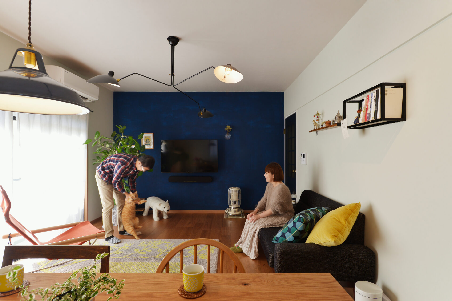 長い廊下とフレームキッチンが特徴のDIYアイデアいっぱいのお家