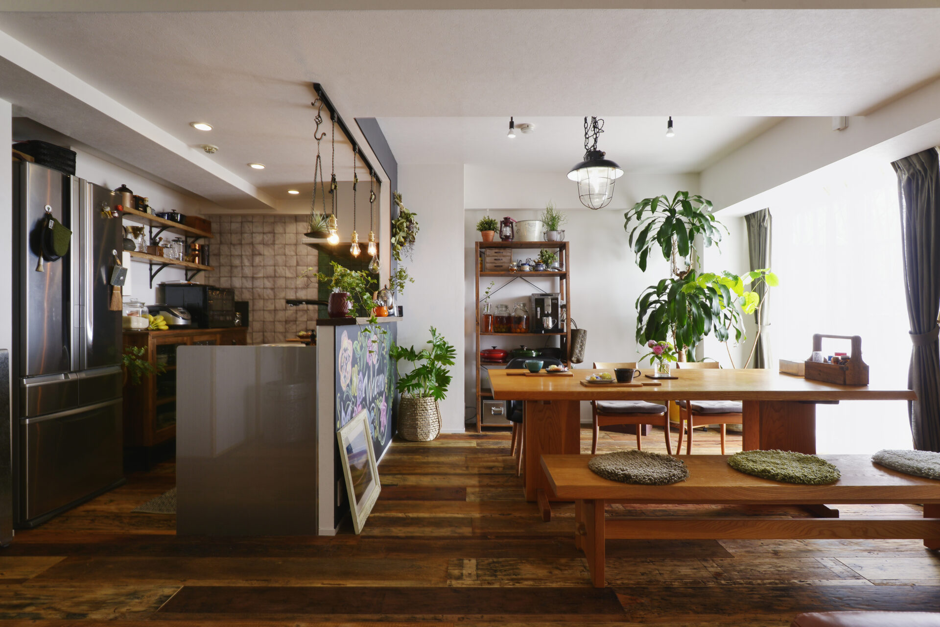 観葉植物とヴィンテージ家具でクールな家づくり