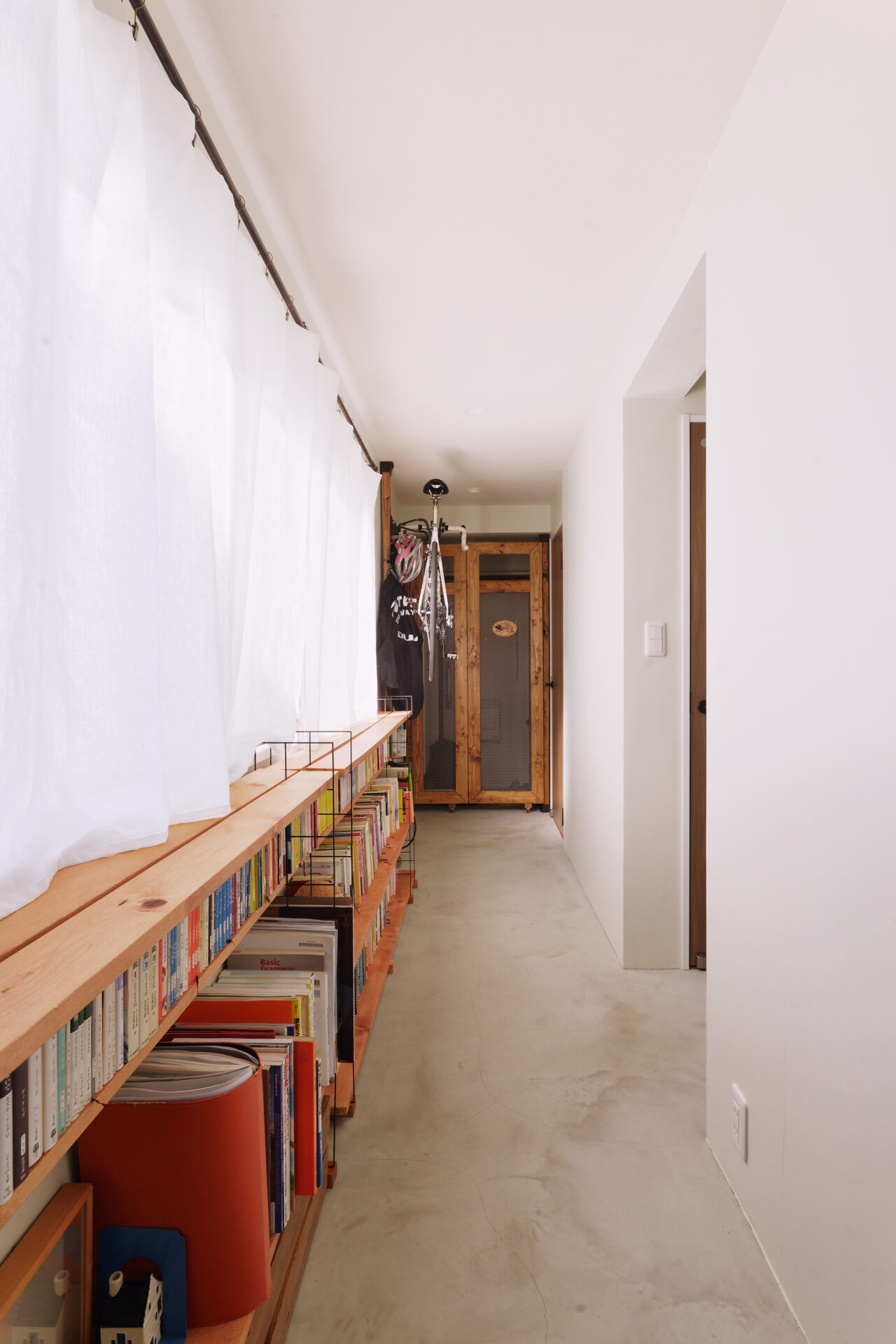 長い廊下とフレームキッチンが特徴のDIYアイデアいっぱいのお家