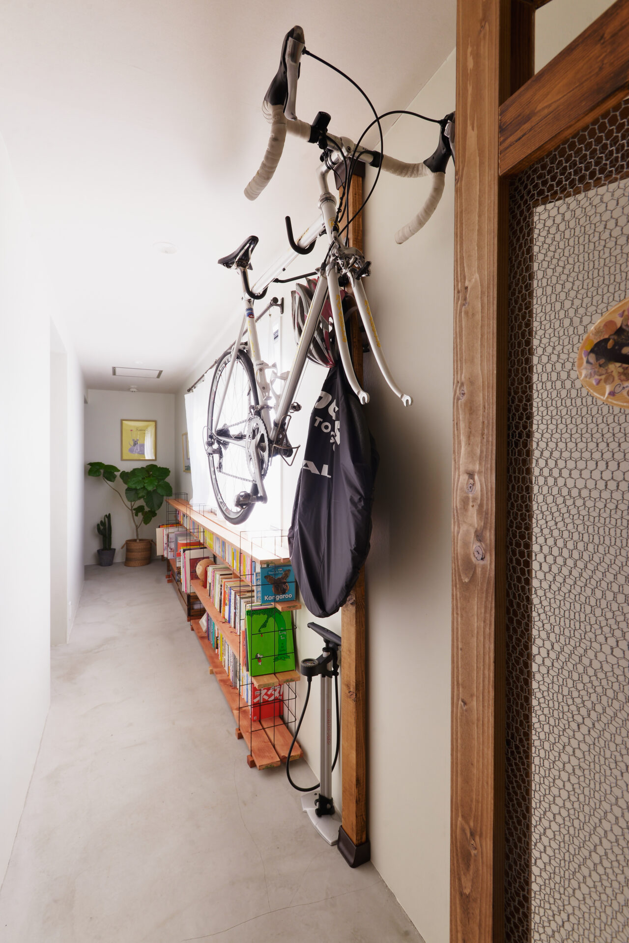 長い廊下とフレームキッチンが特徴のDIYアイデアいっぱいのお家