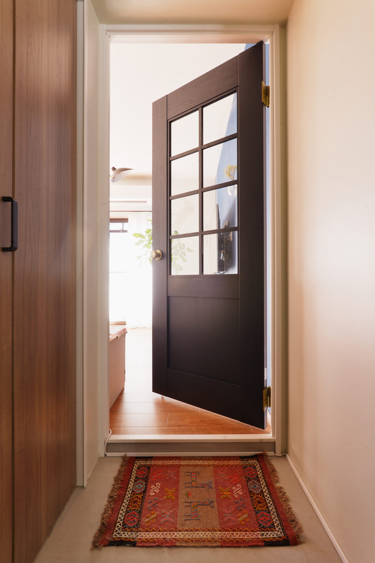 長い廊下とフレームキッチンが特徴のDIYアイデアいっぱいのお家