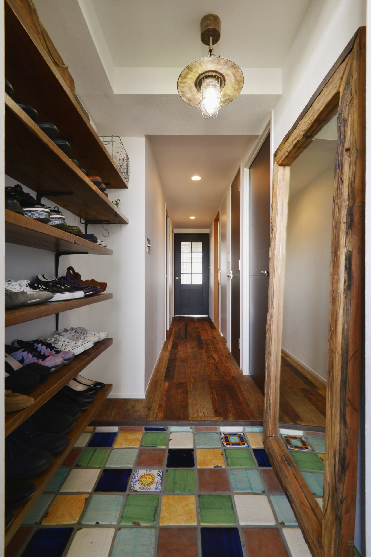 観葉植物とヴィンテージ家具でクールな家づくり