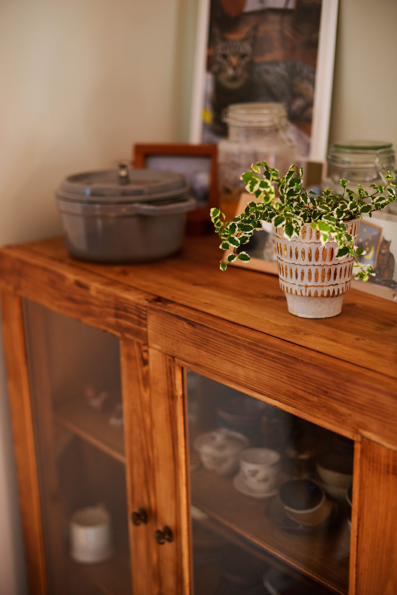 長い廊下とフレームキッチンが特徴のDIYアイデアいっぱいのお家