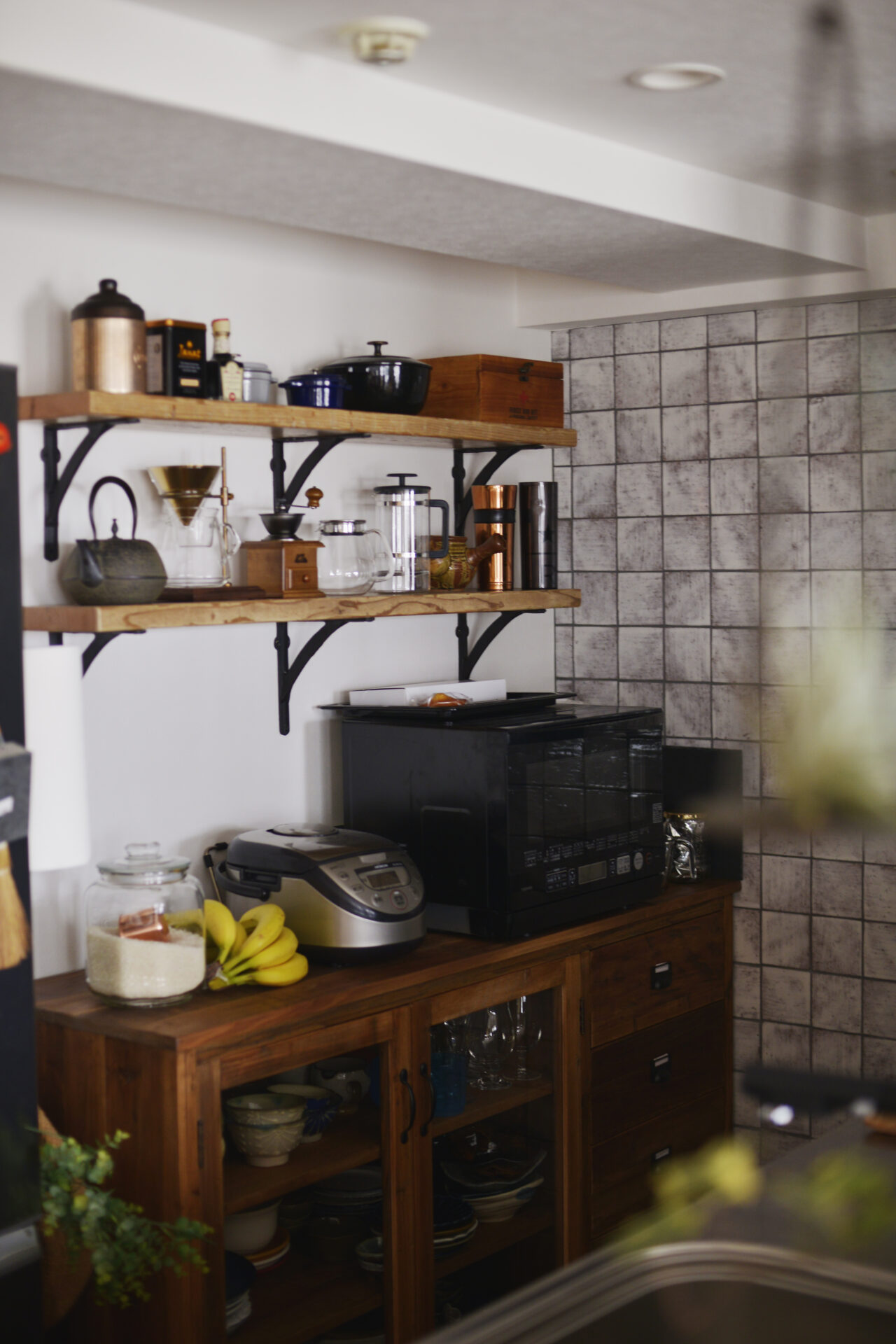 観葉植物とヴィンテージ家具でクールな家づくり